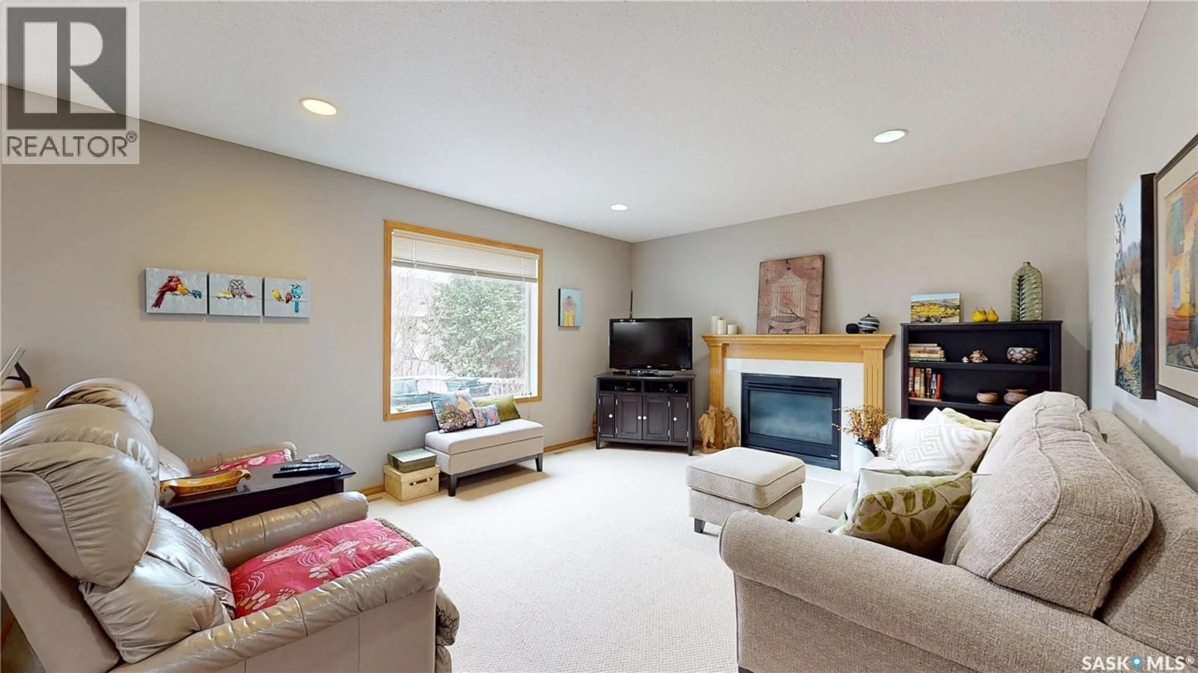 Living room with furniture, unknown for 11172 WASCANA MEADOWS, Regina Saskatchewan S4V2W2