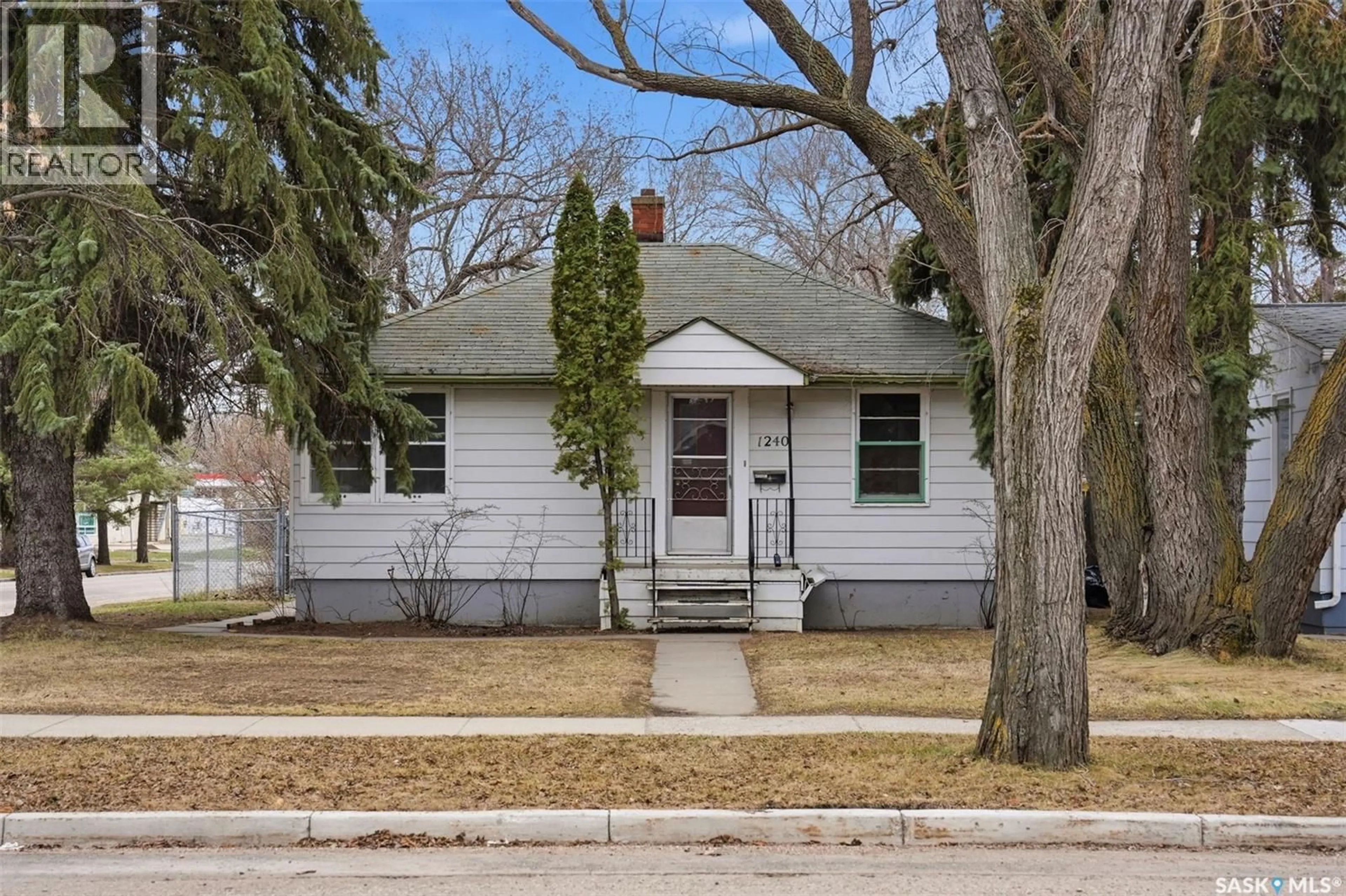 Home with vinyl exterior material, street for 1240 MAIN STREET E, Saskatoon Saskatchewan S7H0L2