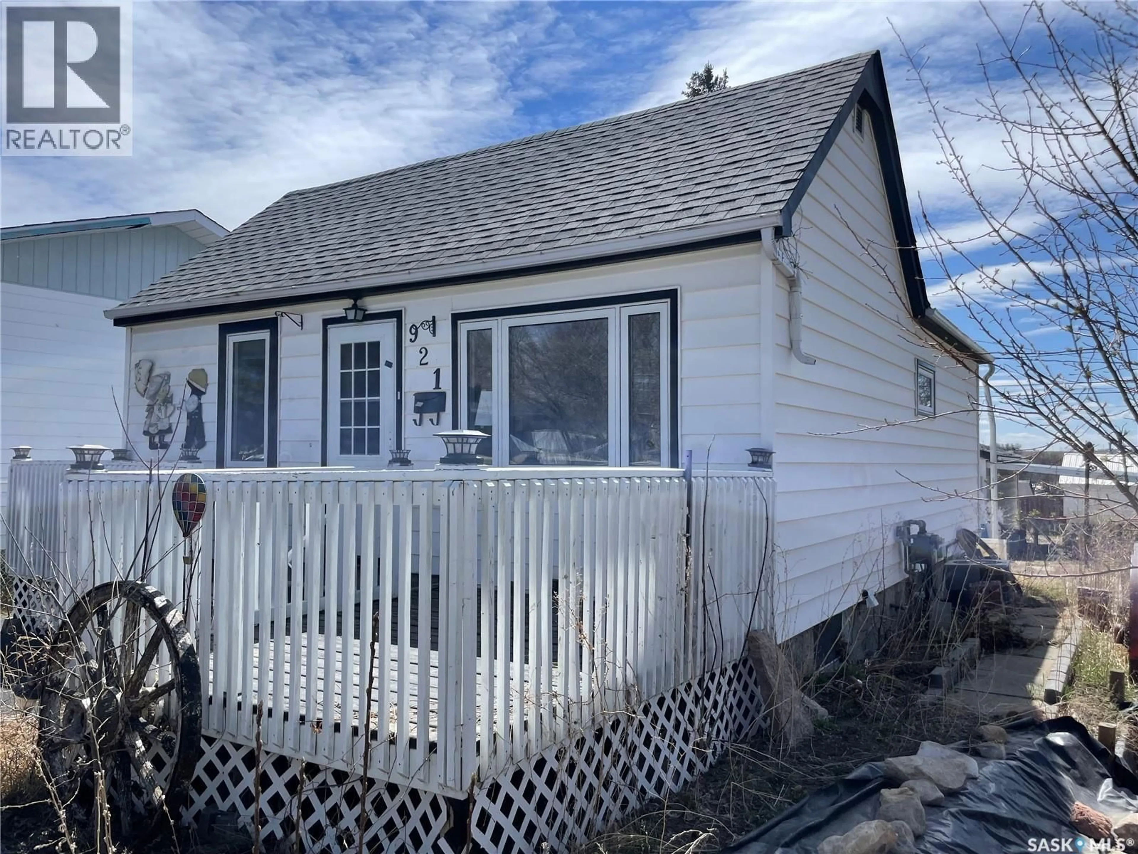 Home with vinyl exterior material, street for 921 OMINICA STREET, Moose Jaw Saskatchewan S6H0J1