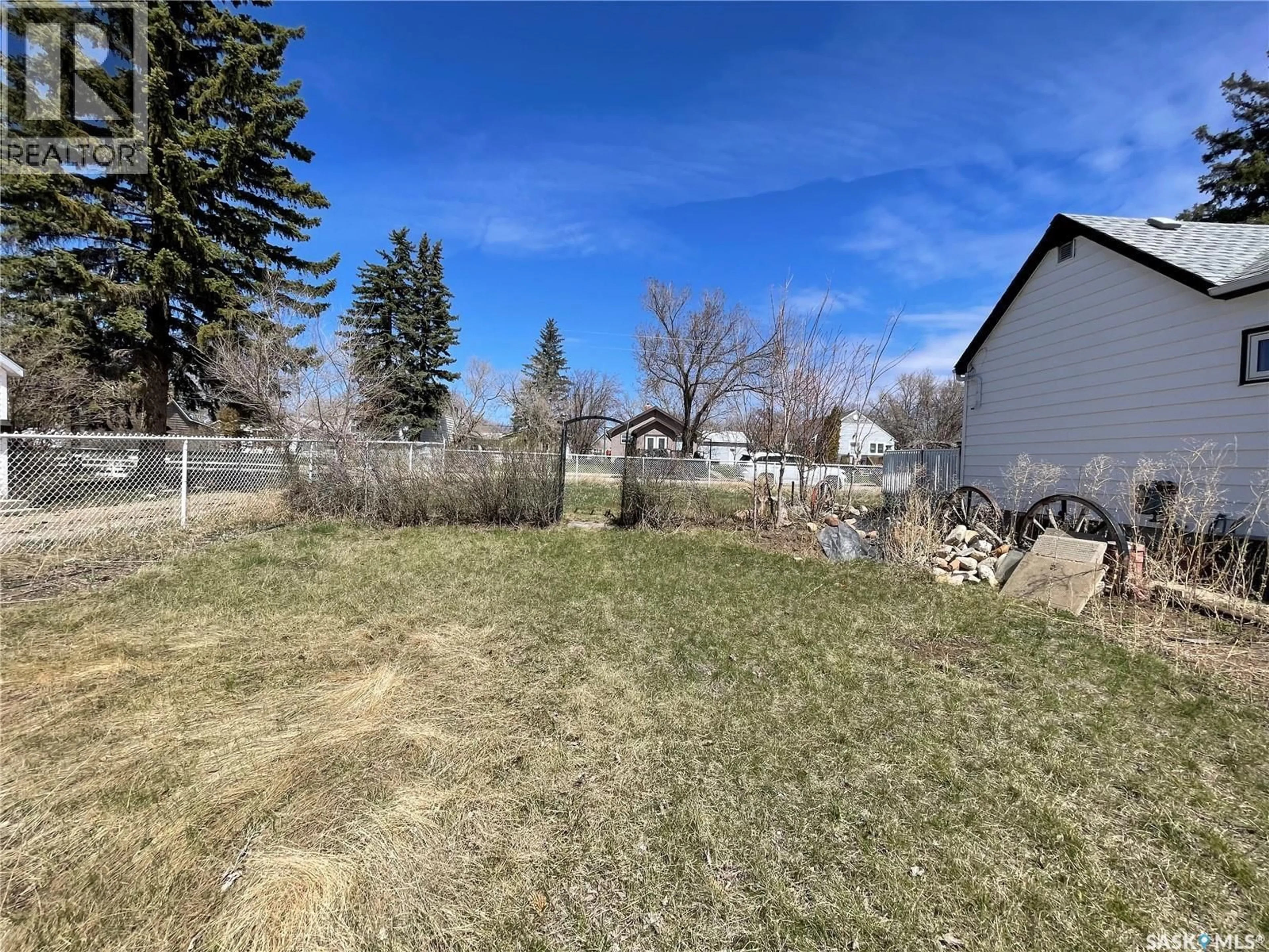 A pic from outside/outdoor area/front of a property/back of a property/a pic from drone, unknown for 921 OMINICA STREET, Moose Jaw Saskatchewan S6H0J1