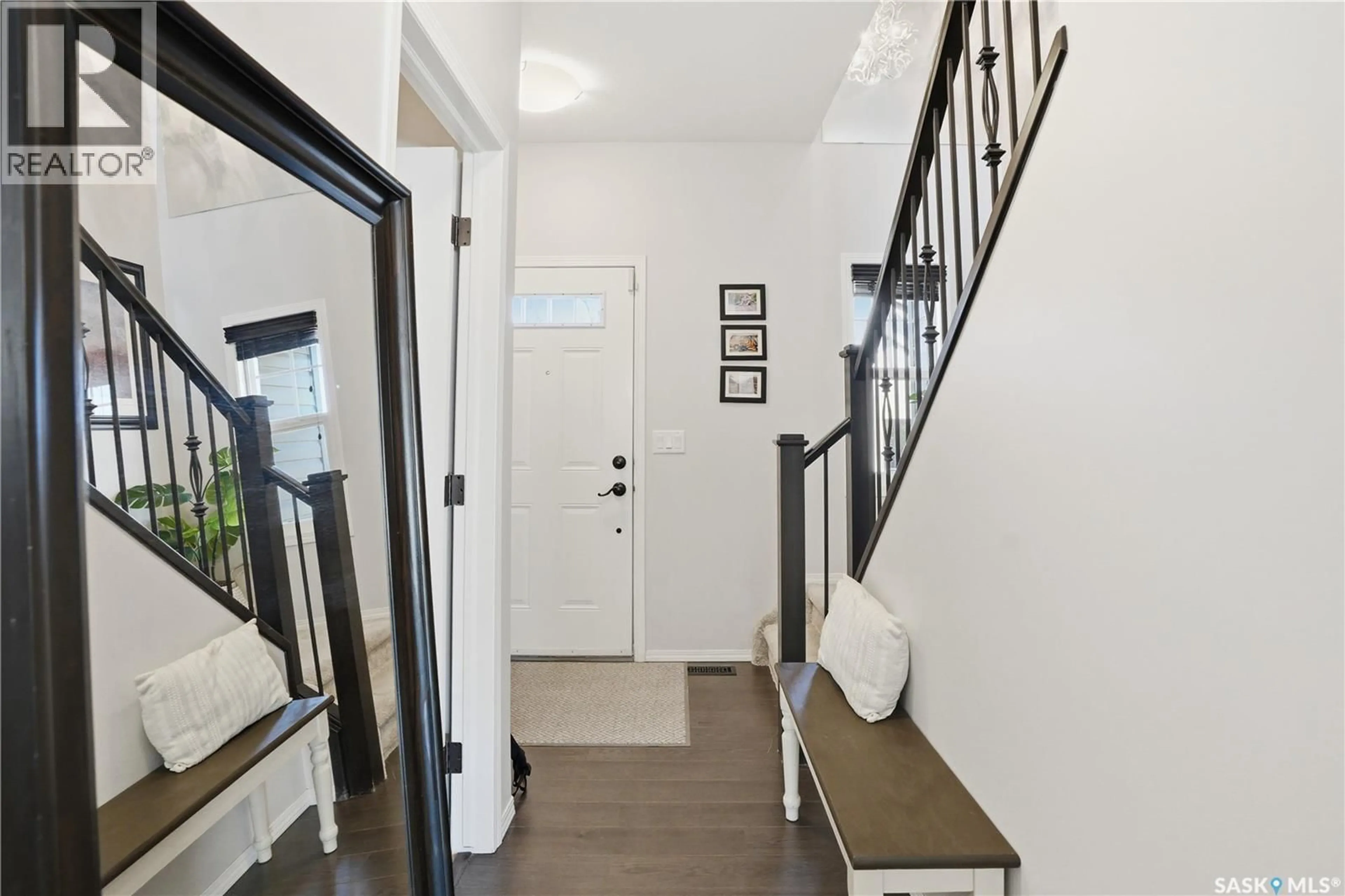 Indoor entryway for 739 150 LANGLOIS WAY, Saskatoon Saskatchewan S7T0L4