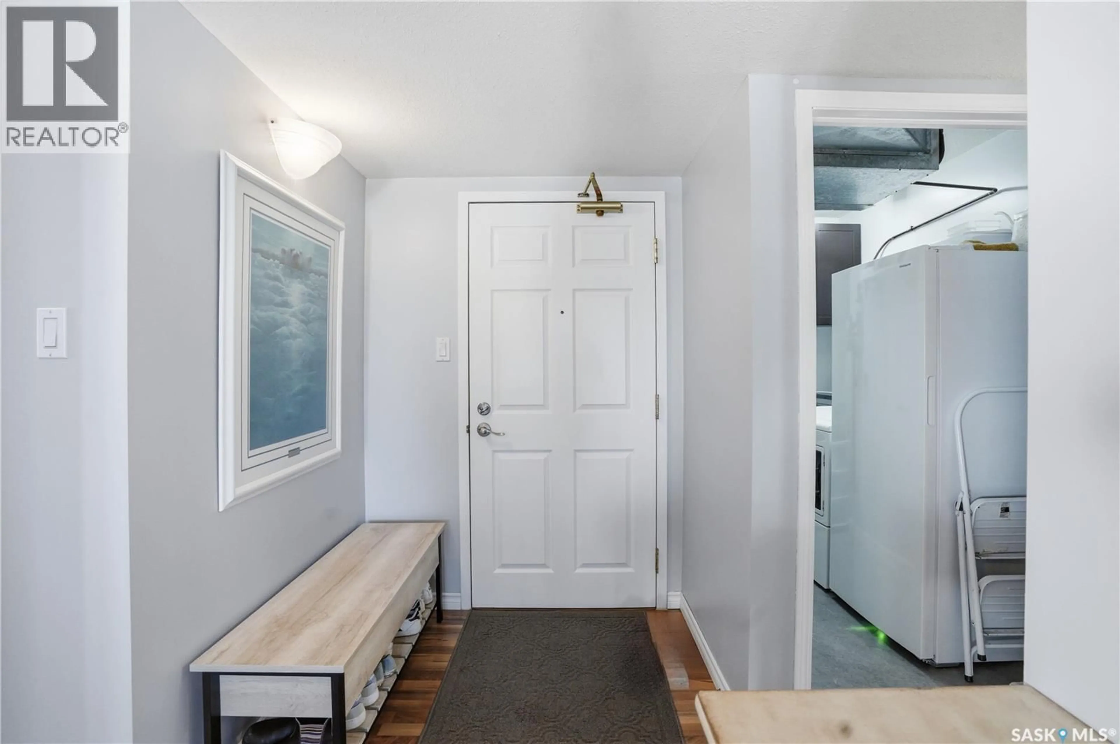 Indoor entryway for 305 - 233 PINEHOUSE DRIVE, Saskatoon Saskatchewan S7K7Z4