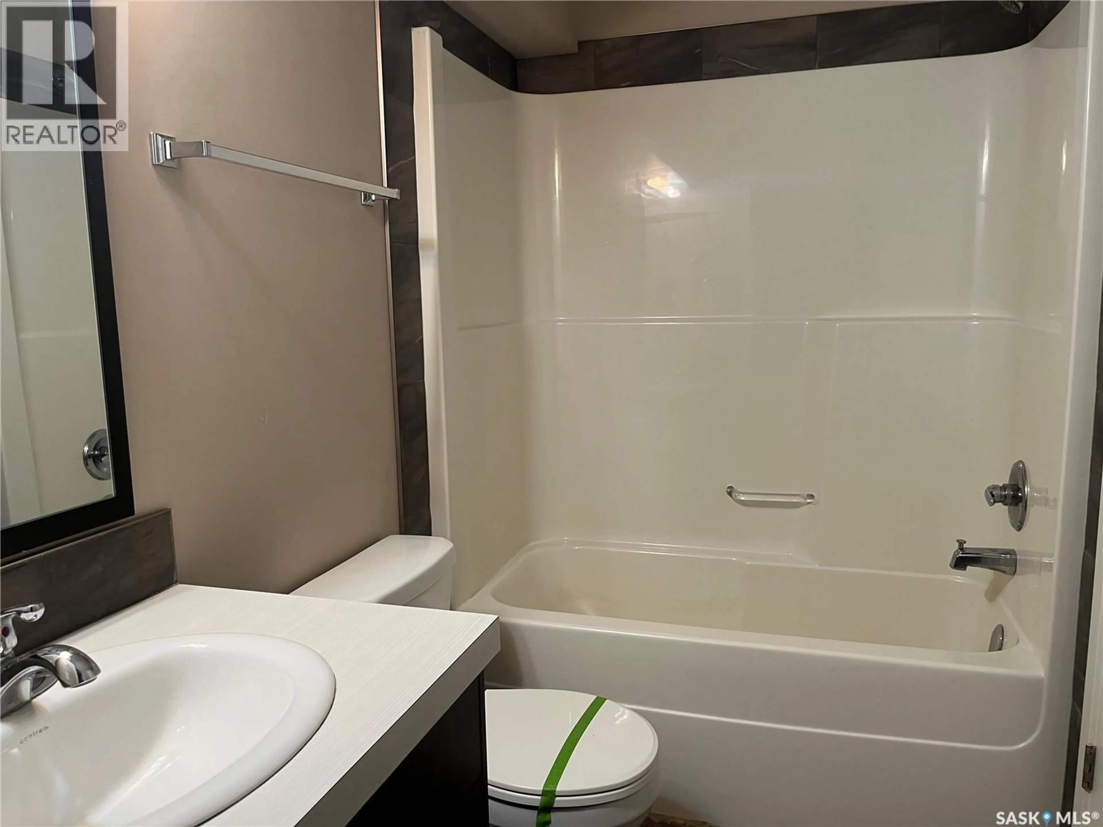 Standard bathroom, unknown for 5612 - 67 GORDON ROAD, Regina Saskatchewan S4P2T1