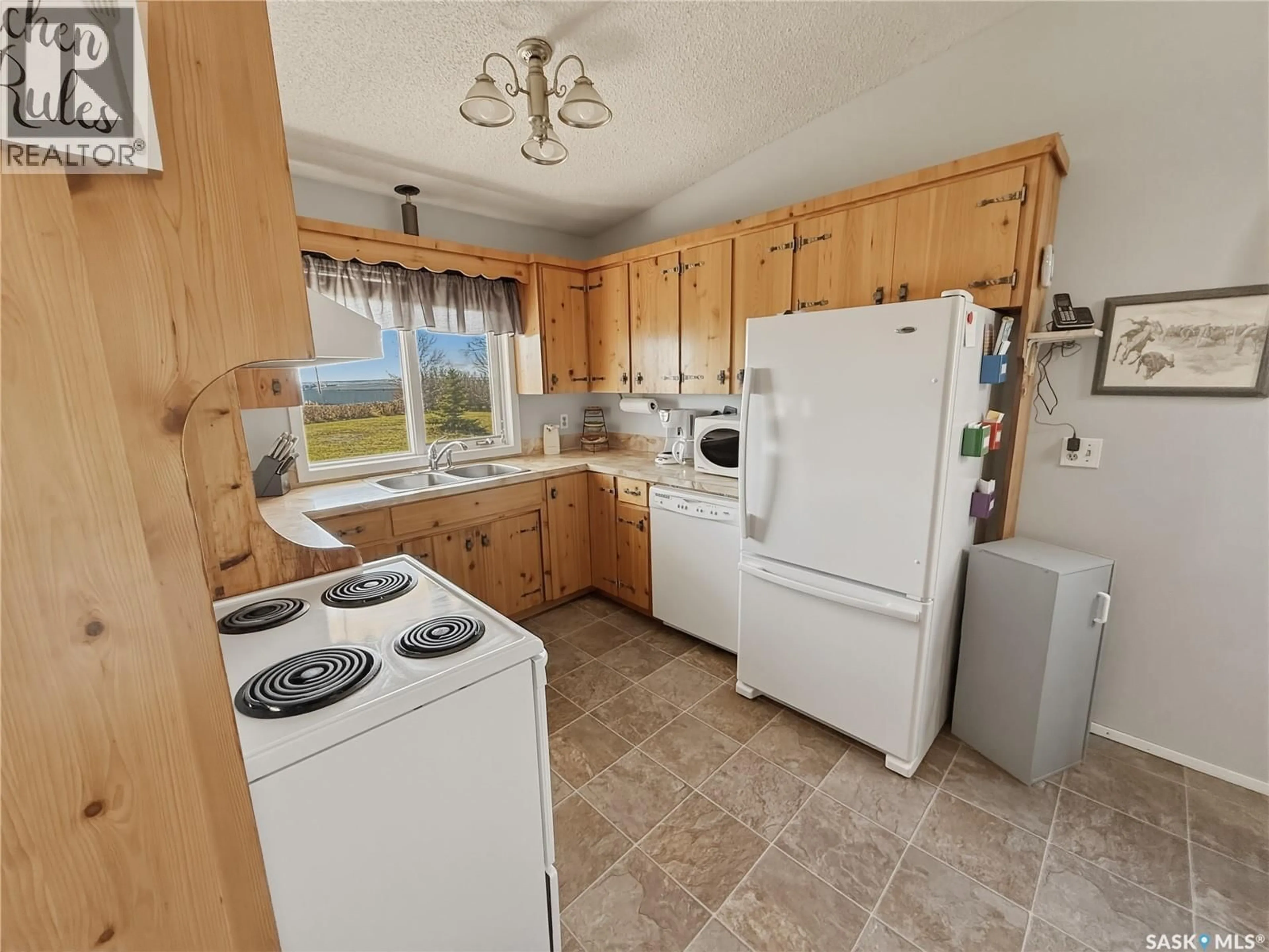 Standard kitchen, unknown for Northwest - SWIFT CURRENT ACREAGE, Swift Current Rm No. 137 Saskatchewan S9H3V6