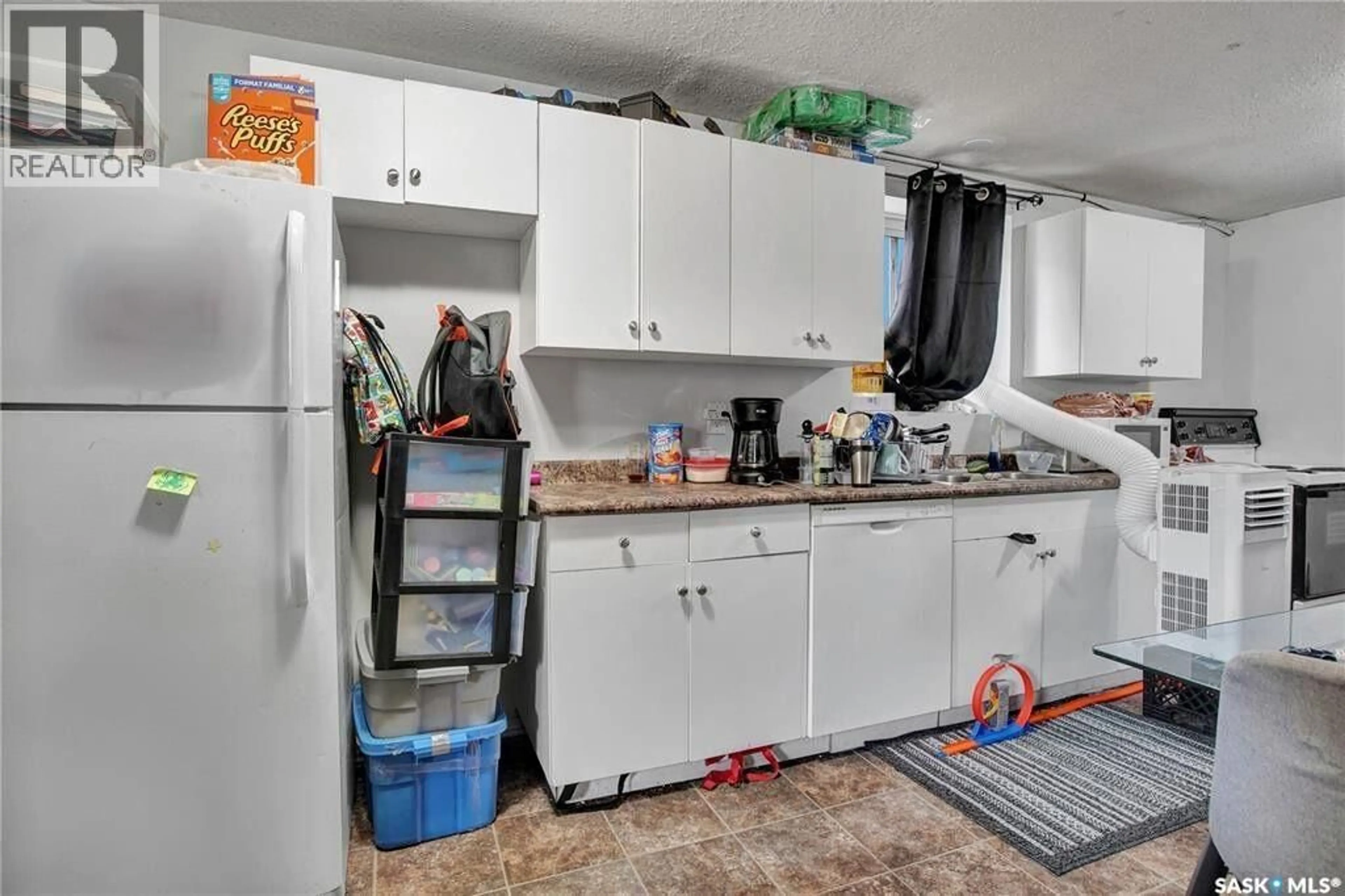 Standard kitchen, unknown for 327 S AVENUE S, Saskatoon Saskatchewan S7M3A1