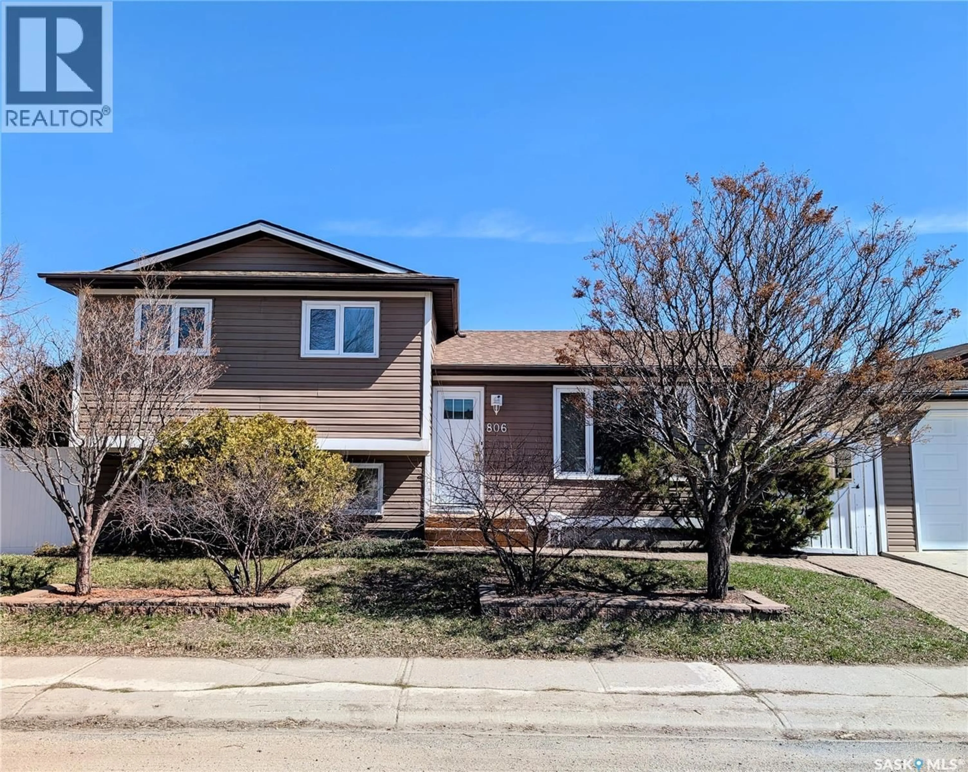 Home with vinyl exterior material, street for 806 GRAHAM ROAD, Regina Saskatchewan S4N6W7