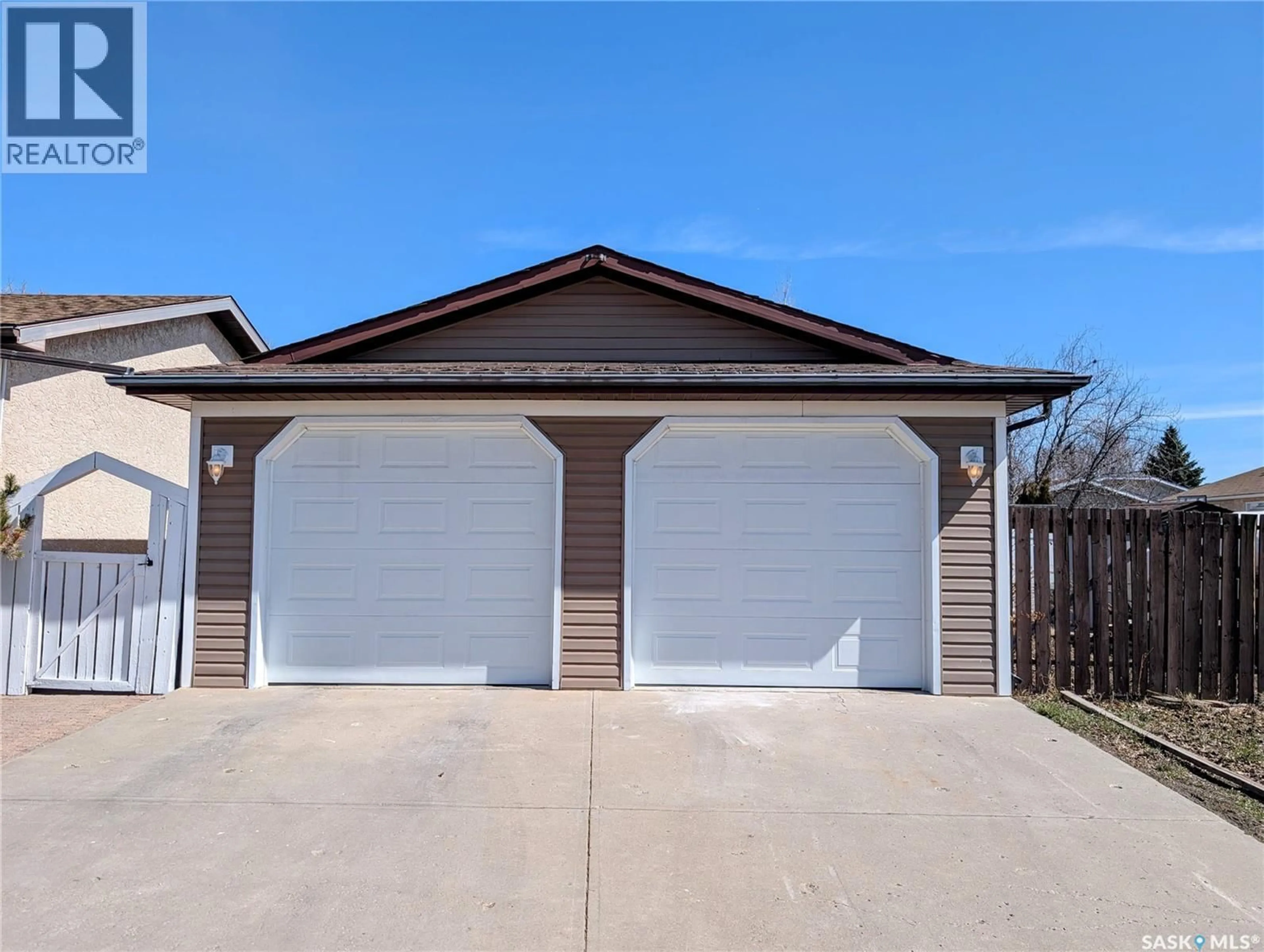 Indoor garage for 806 GRAHAM ROAD, Regina Saskatchewan S4N6W7