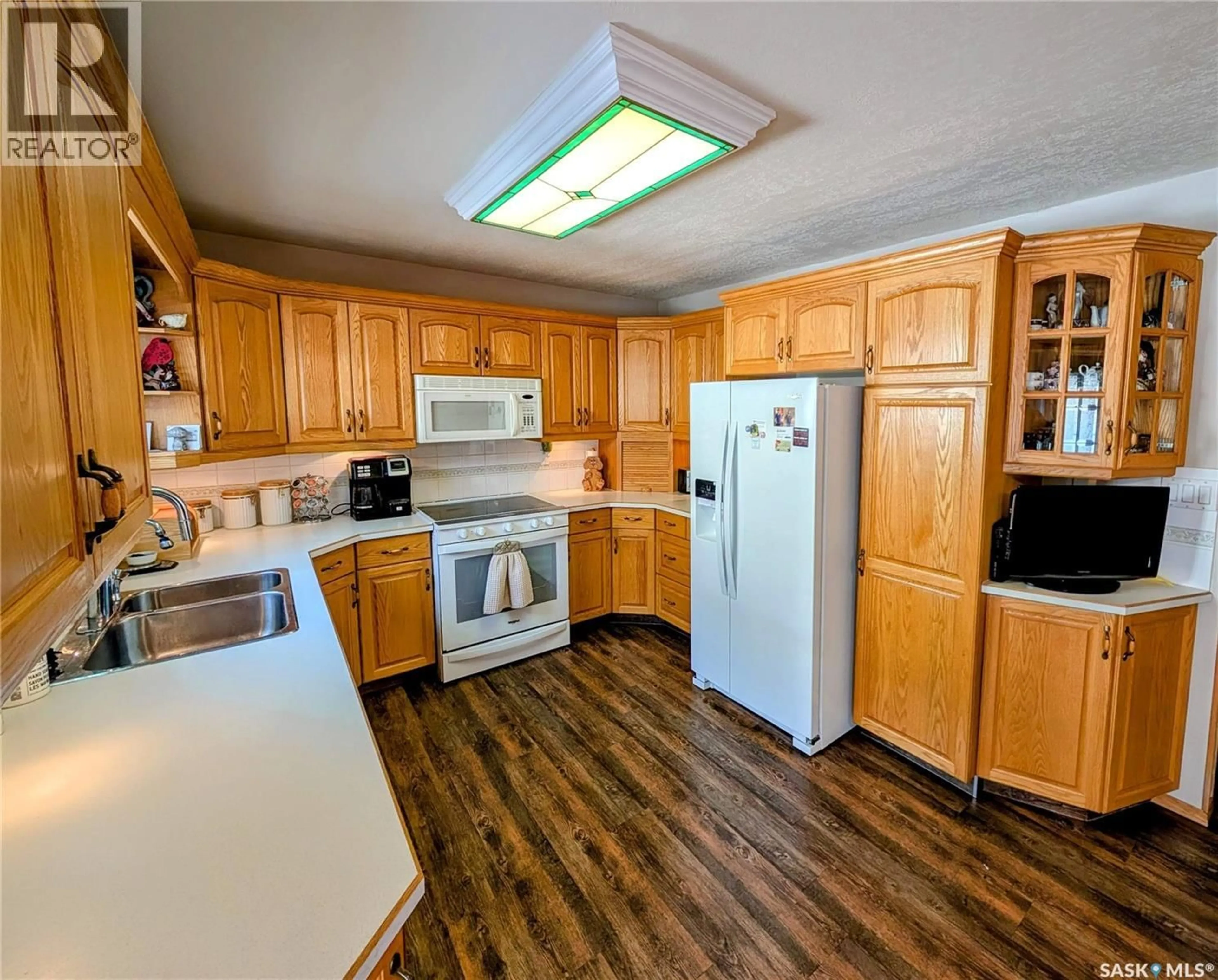 Standard kitchen, unknown for 806 GRAHAM ROAD, Regina Saskatchewan S4N6W7