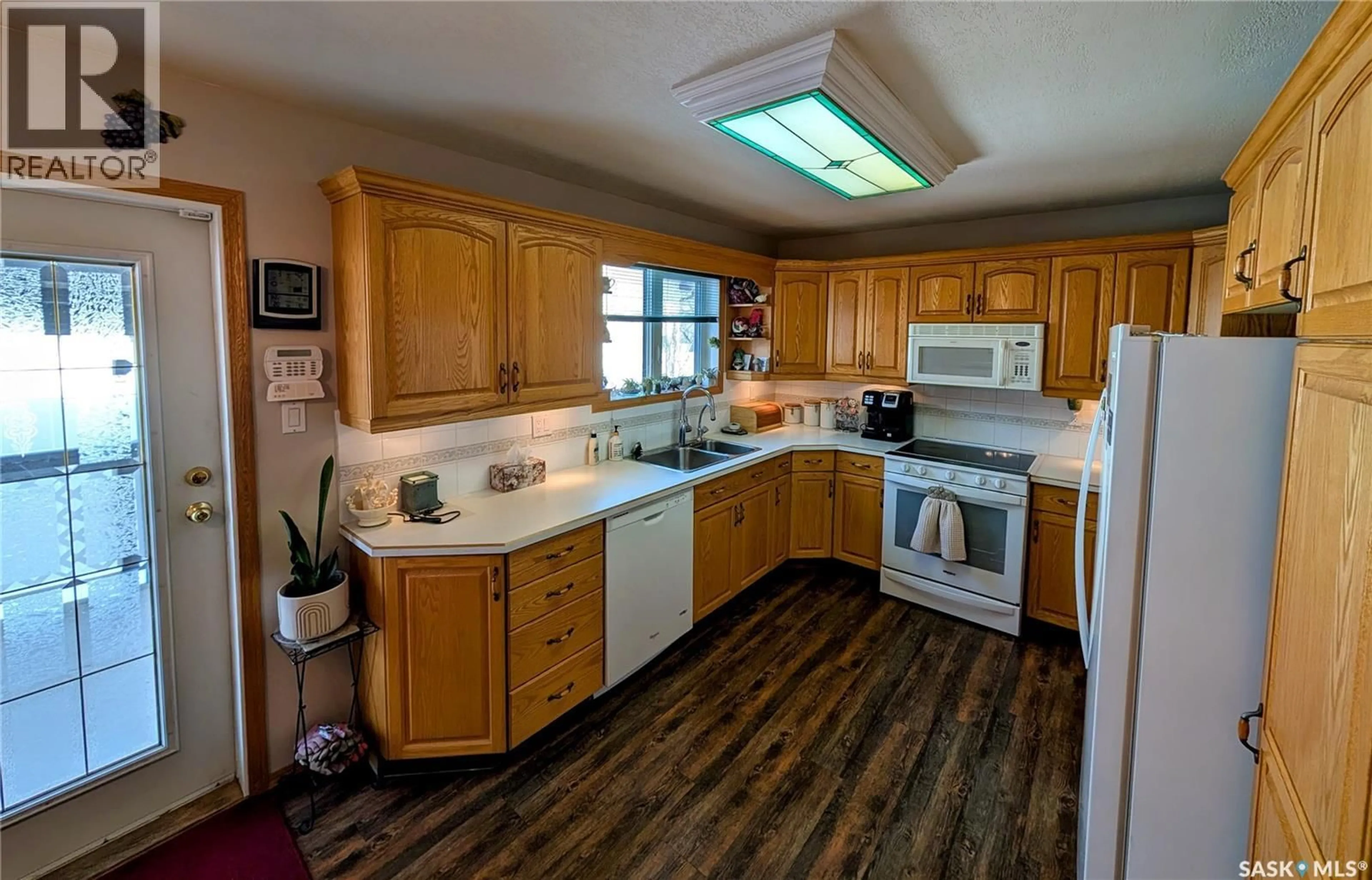 Standard kitchen, ceramic/tile floor for 806 GRAHAM ROAD, Regina Saskatchewan S4N6W7