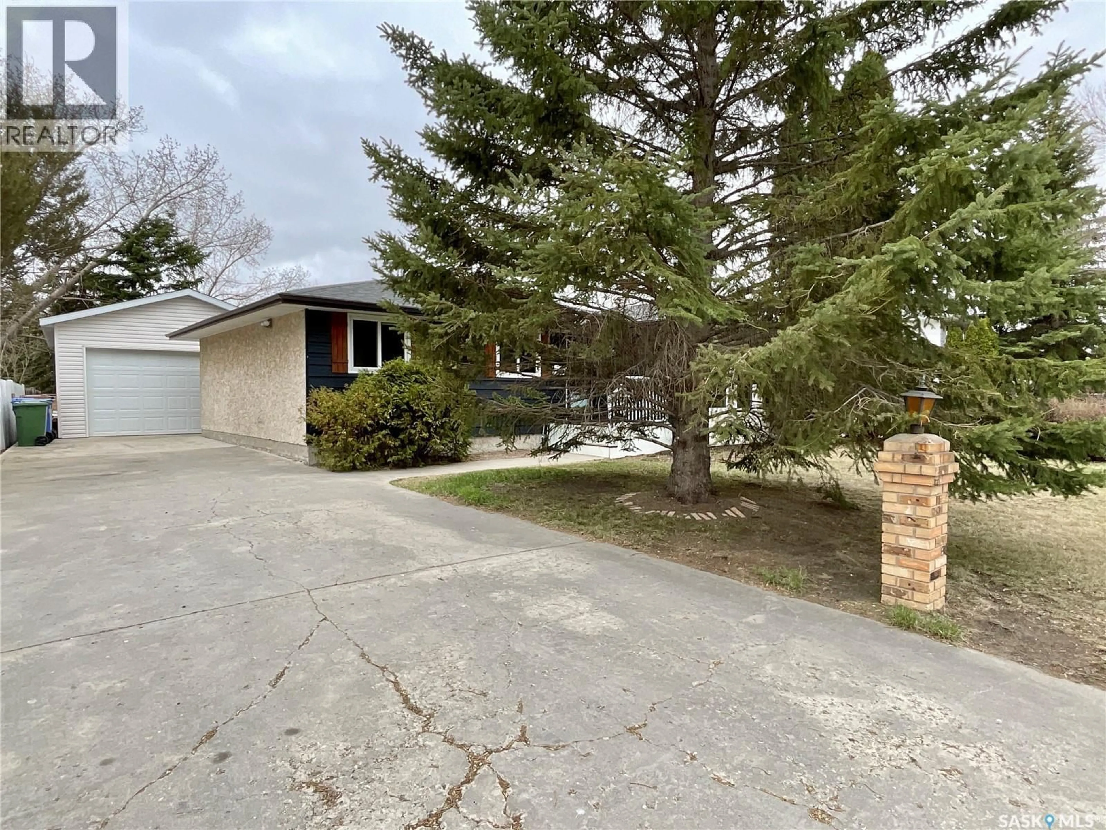 A pic from outside/outdoor area/front of a property/back of a property/a pic from drone, street for 10 CHASE CRESCENT, Regina Saskatchewan S4R7Y4