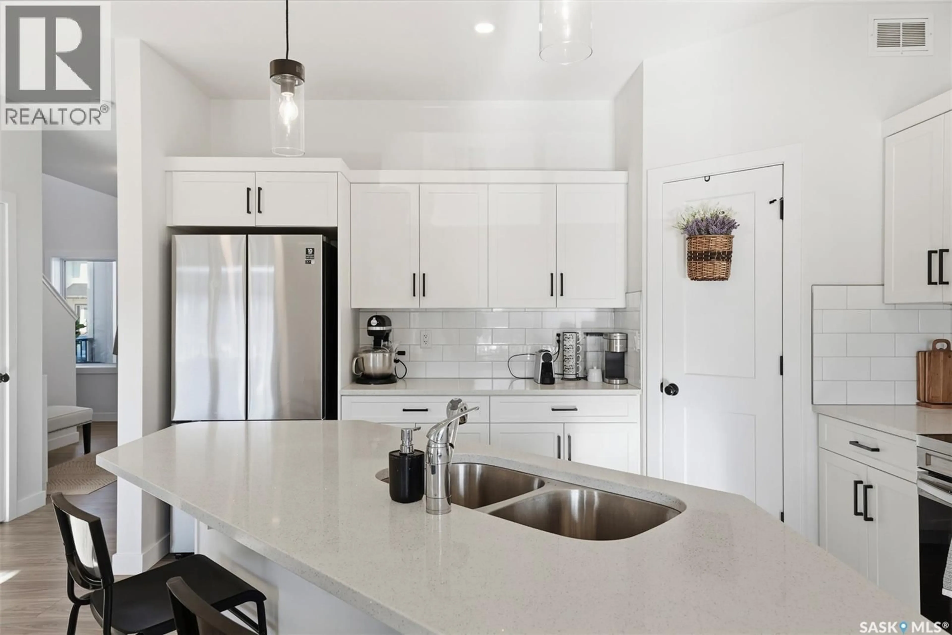 Contemporary kitchen, ceramic/tile floor for 152 ECHO LANE, Martensville Saskatchewan S0K2T1