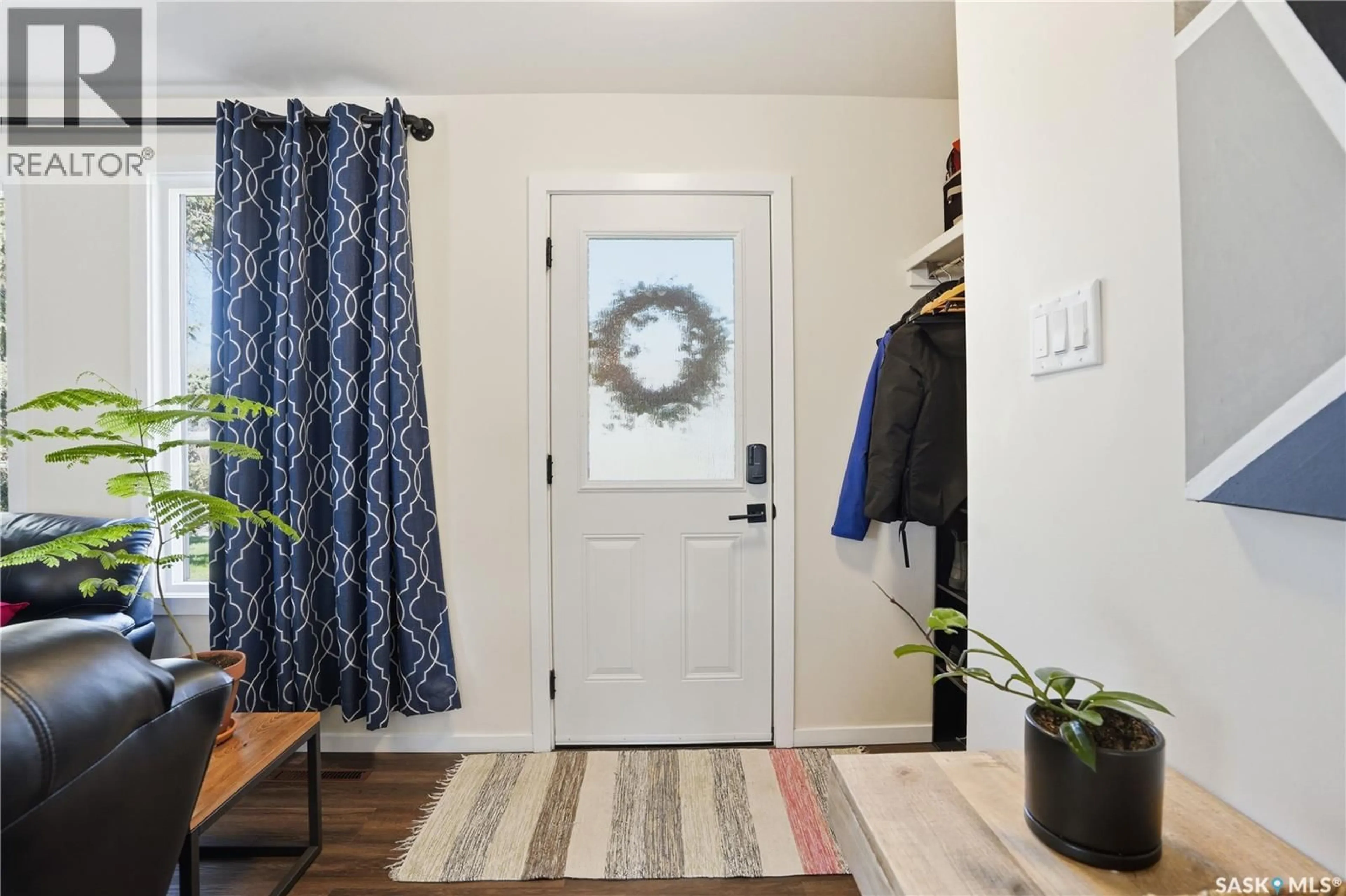 Indoor entryway for 28 OLIVER CRESCENT, Saskatoon Saskatchewan S7H3C8