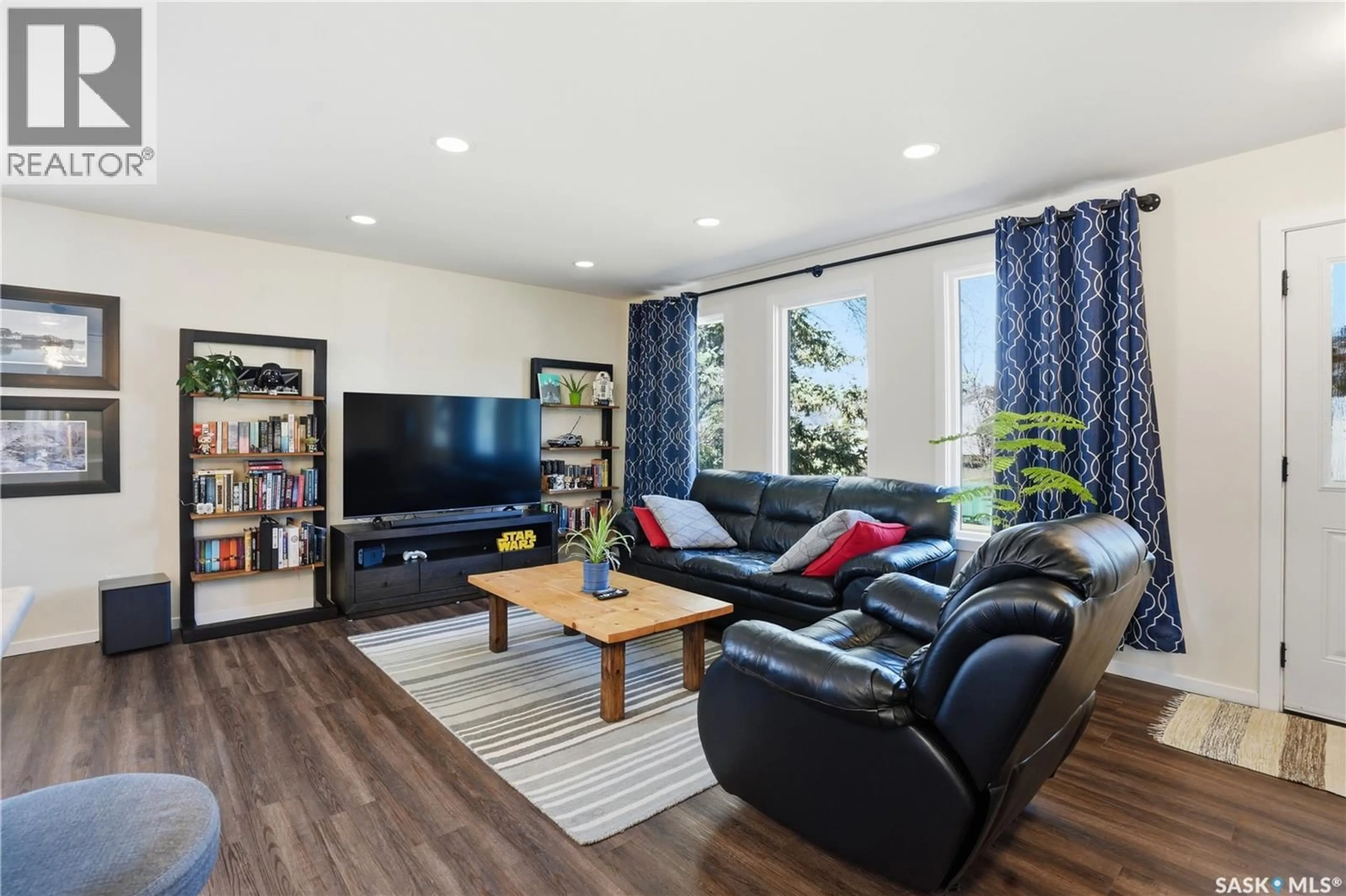 Living room with furniture, wood/laminate floor for 28 OLIVER CRESCENT, Saskatoon Saskatchewan S7H3C8