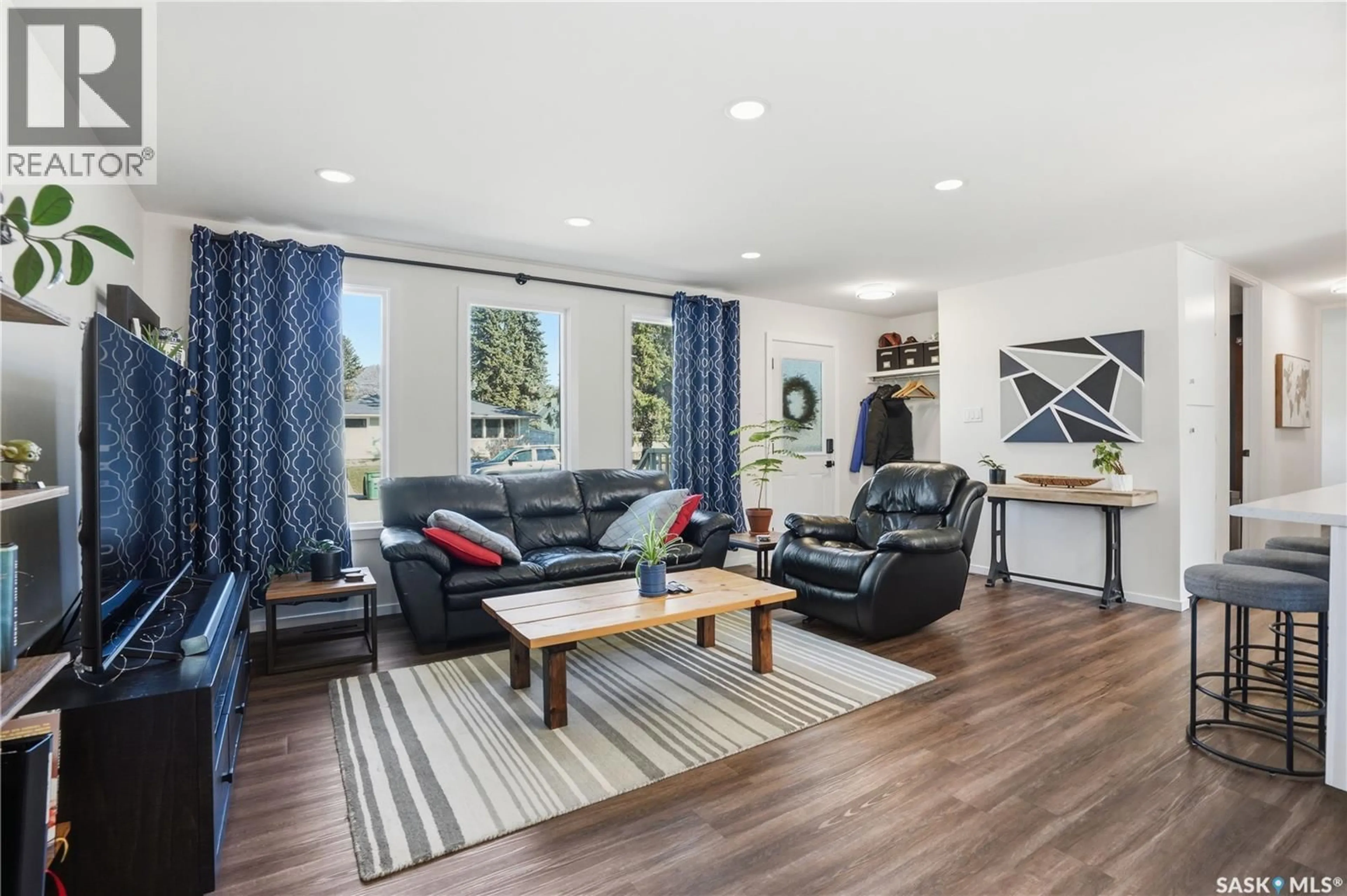 Living room with furniture, wood/laminate floor for 28 OLIVER CRESCENT, Saskatoon Saskatchewan S7H3C8