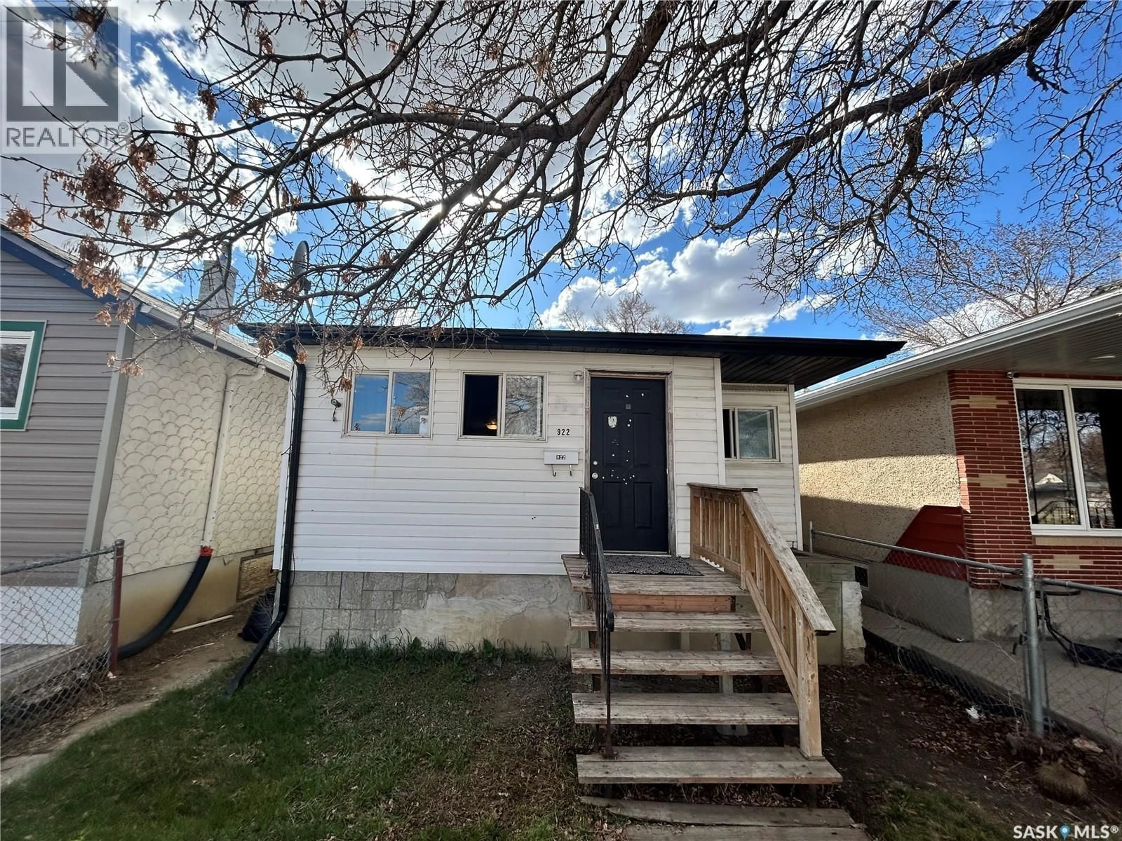Home with vinyl exterior material, street for 922 GARNET STREET, Regina Saskatchewan S4T2X5