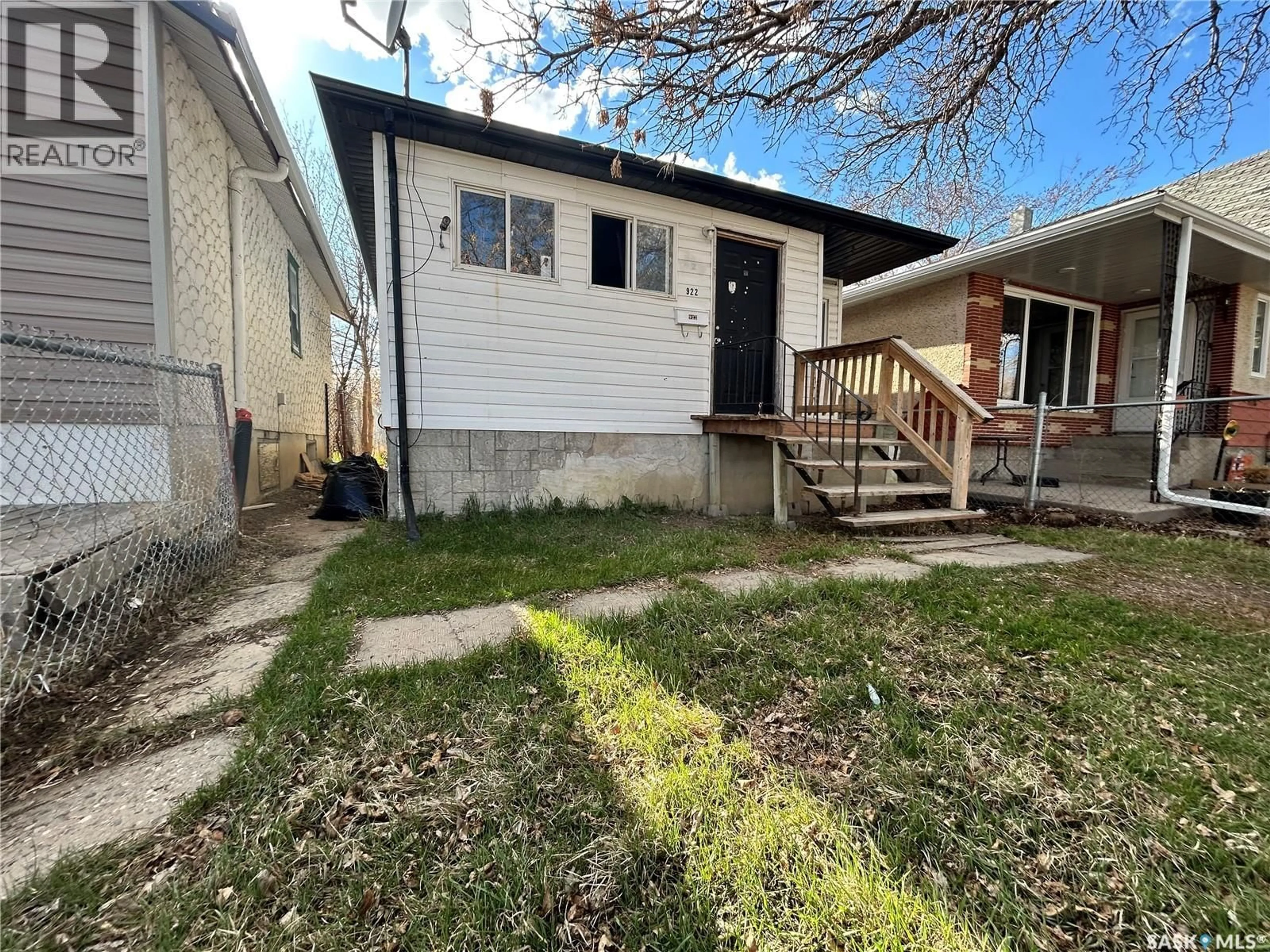 A pic from outside/outdoor area/front of a property/back of a property/a pic from drone, street for 922 GARNET STREET, Regina Saskatchewan S4T2X5