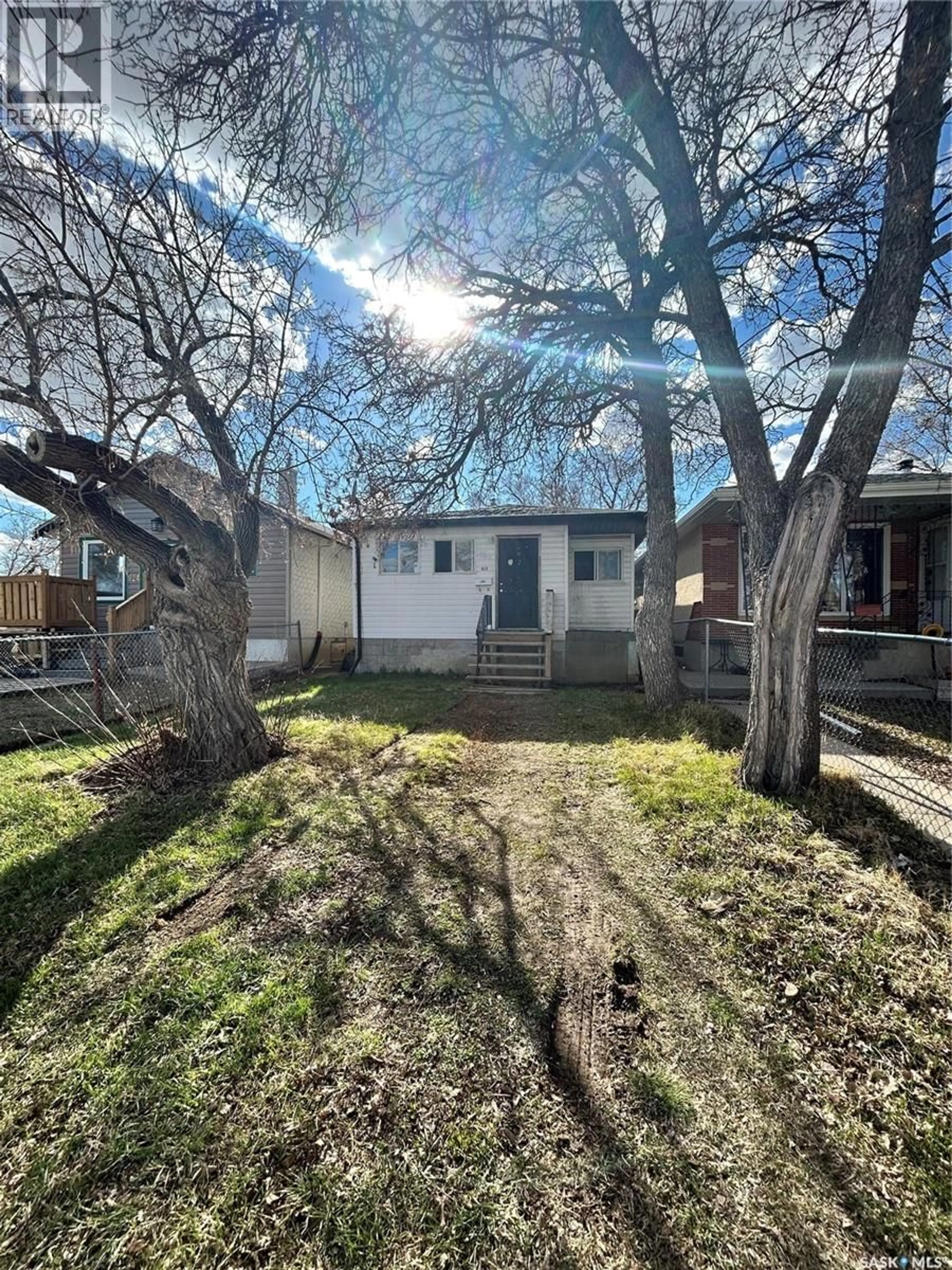 A pic from outside/outdoor area/front of a property/back of a property/a pic from drone, street for 922 GARNET STREET, Regina Saskatchewan S4T2X5