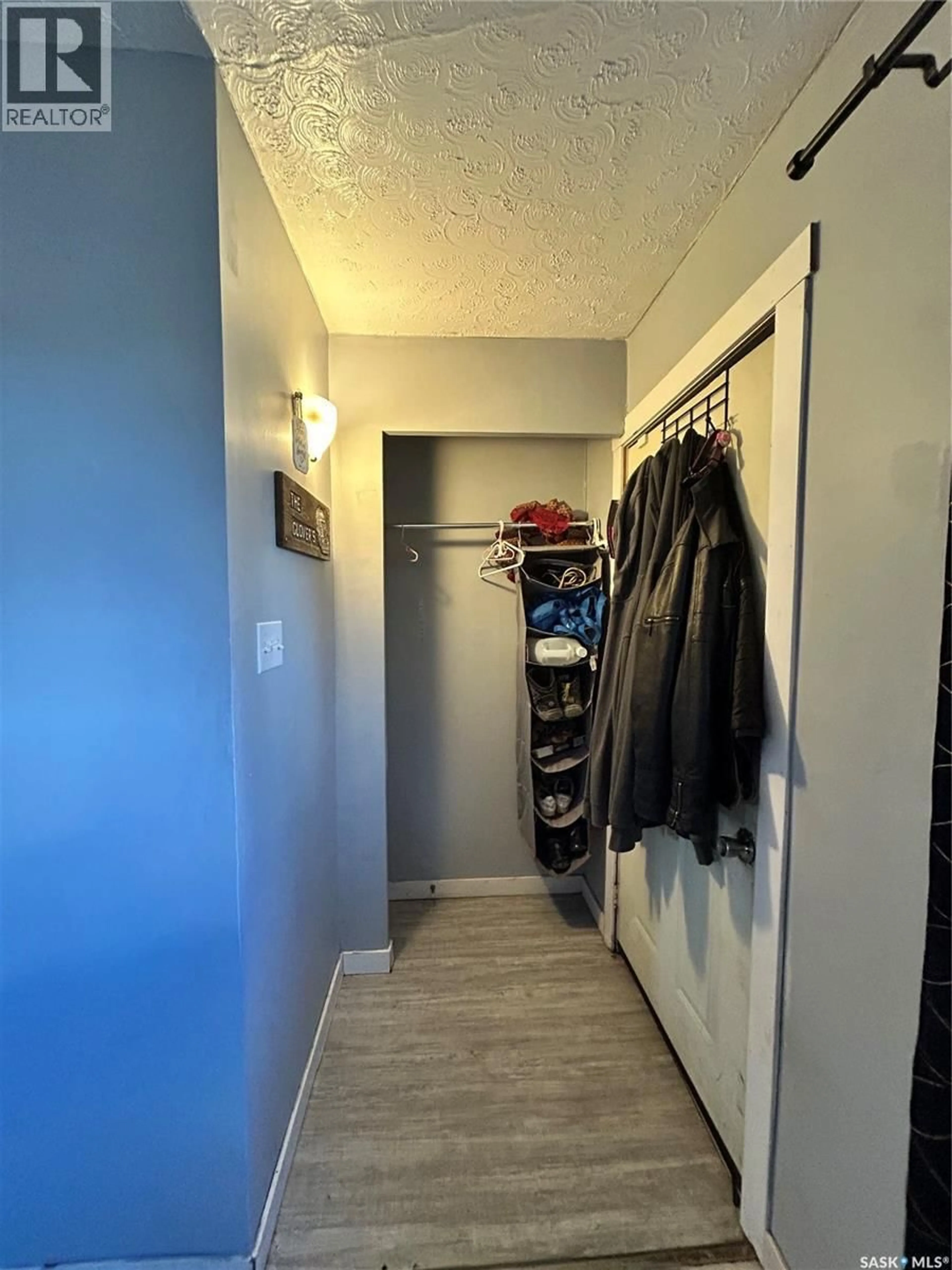 Indoor entryway for 922 GARNET STREET, Regina Saskatchewan S4T2X5