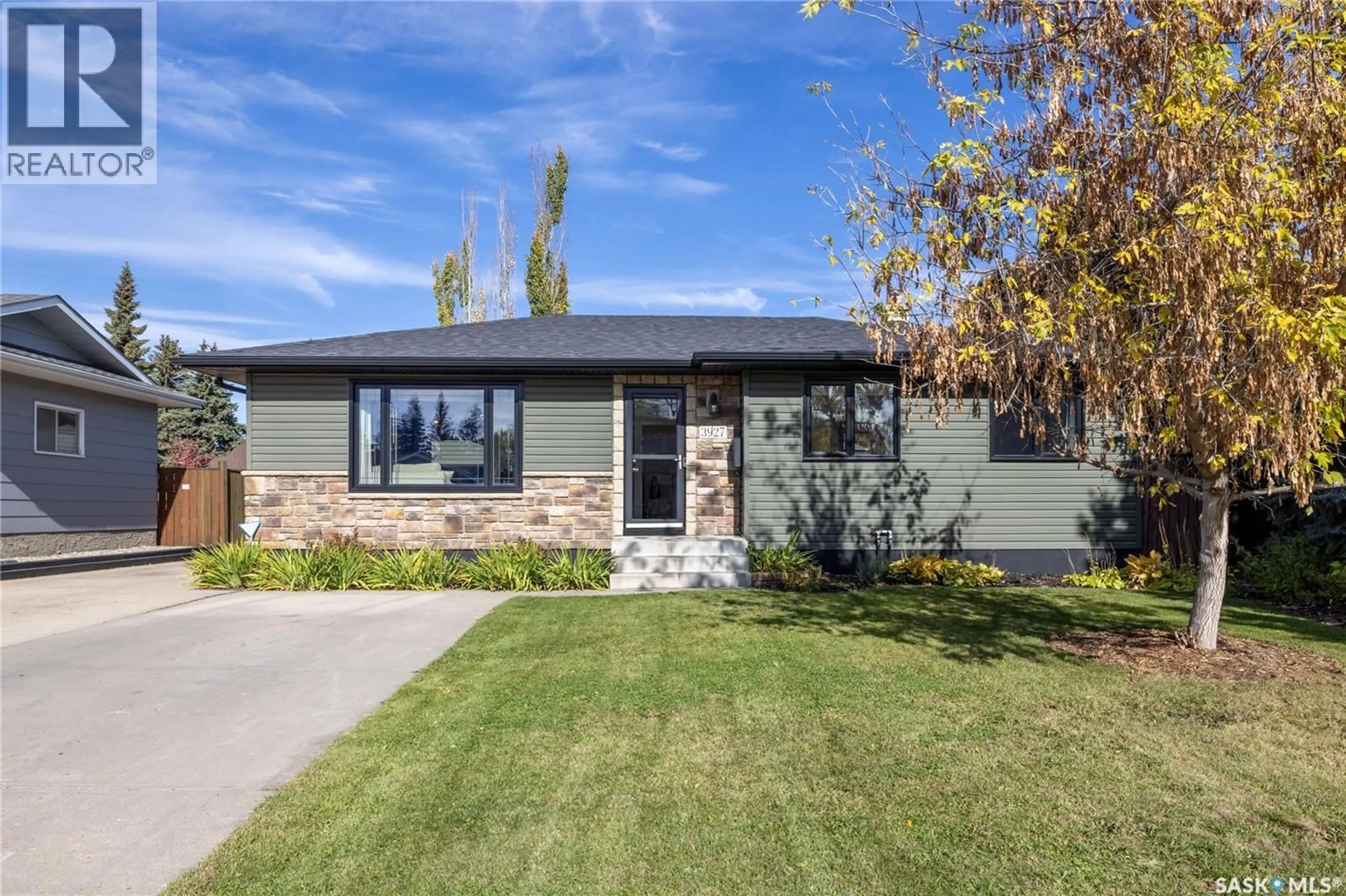 Home with vinyl exterior material, street for 3927 PARKDALE ROAD, Saskatoon Saskatchewan S7H5B3