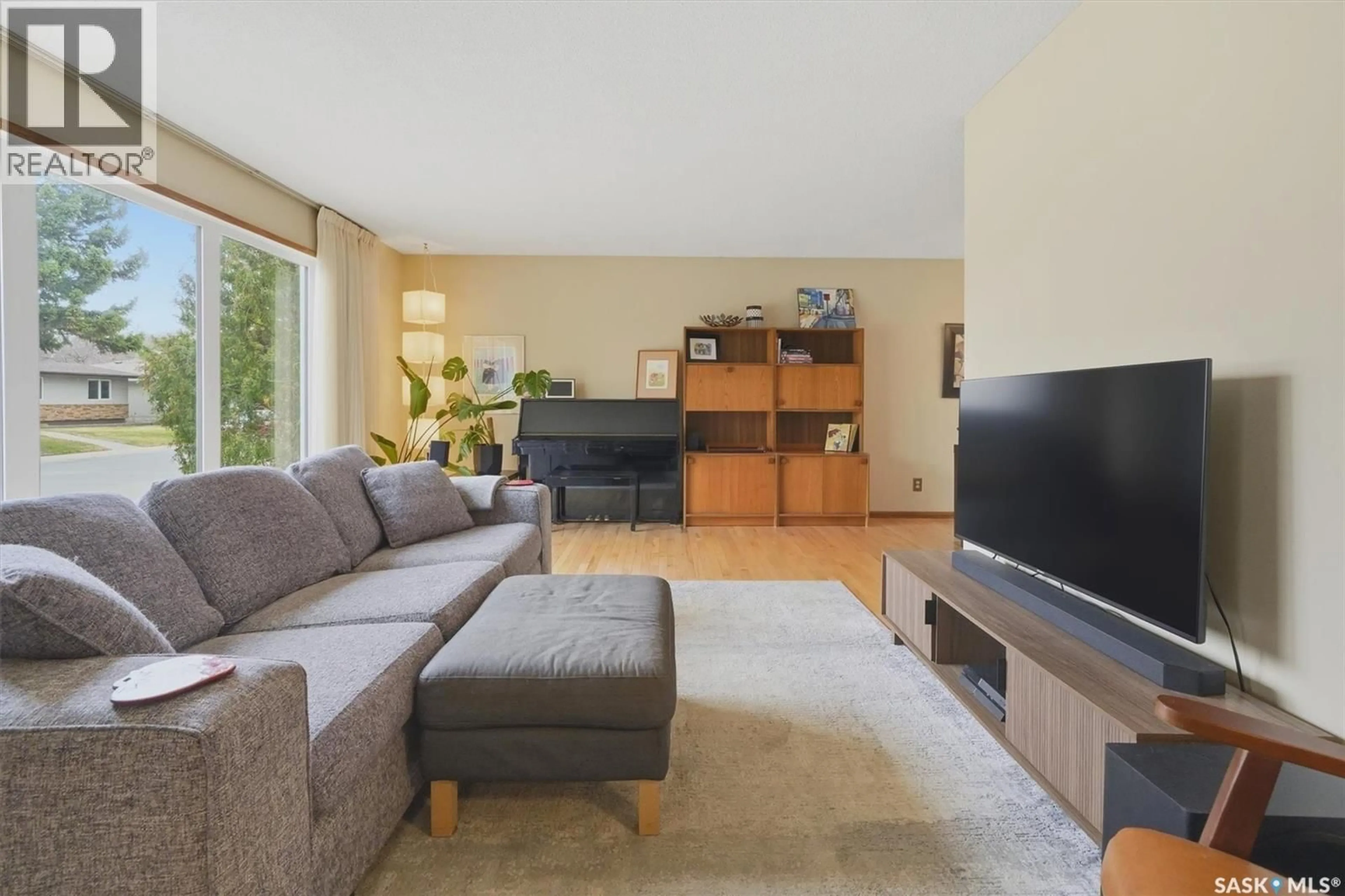 Living room with furniture, unknown for 2501 ARLINGTON AVENUE, Saskatoon Saskatchewan S7J2J3
