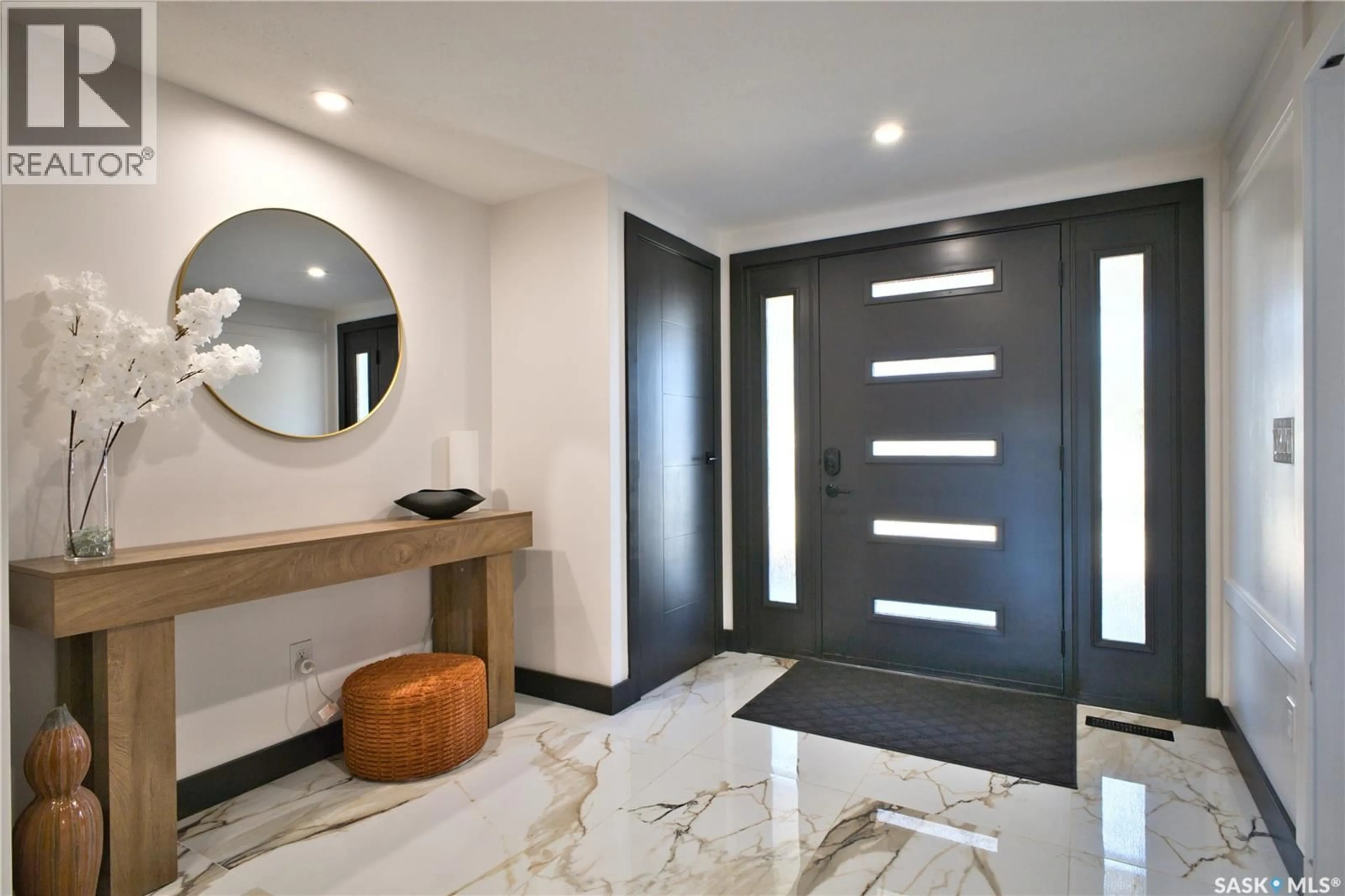 Indoor entryway for 2725 PRESTON AVENUE, Saskatoon Saskatchewan S7J2G7