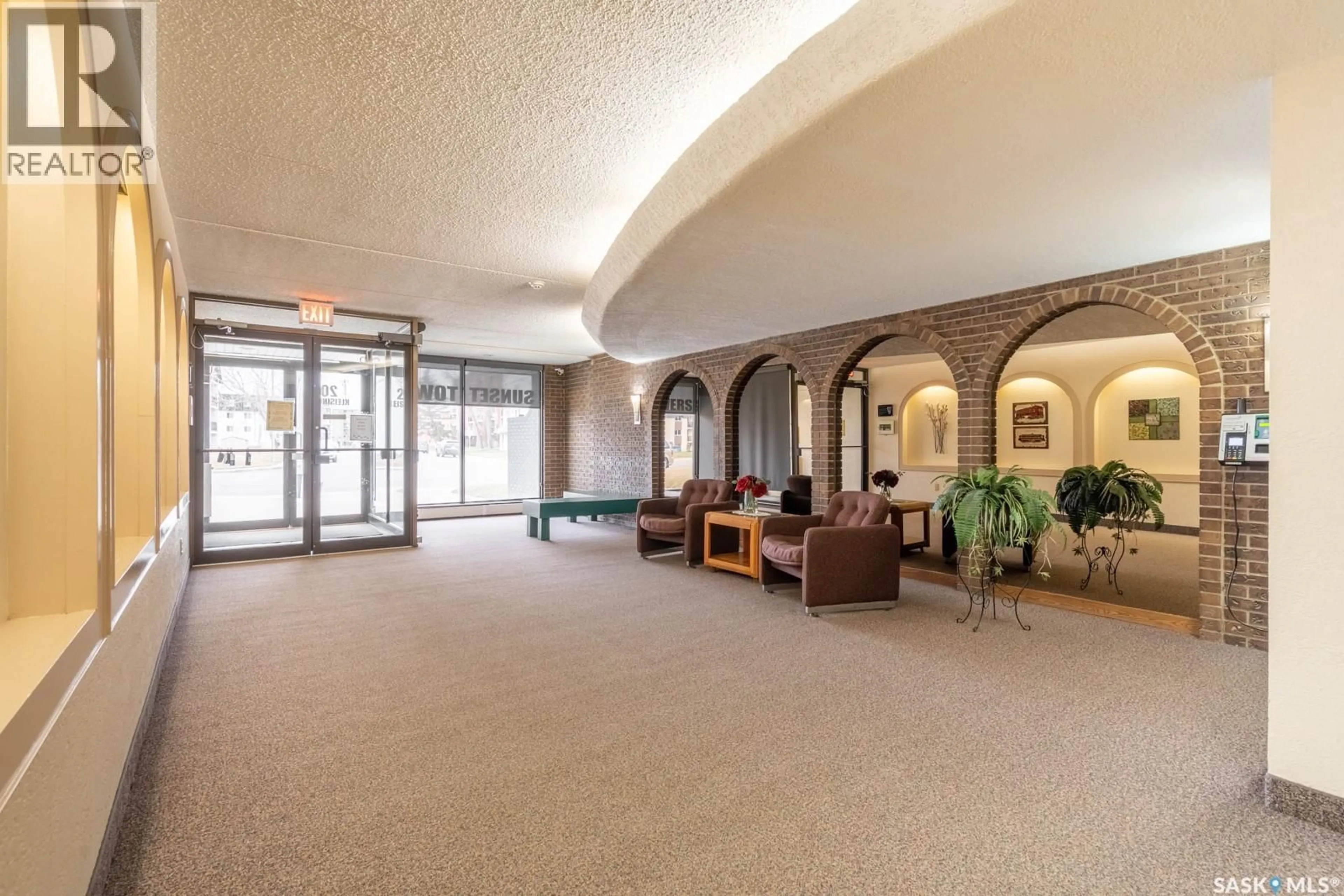 Indoor foyer for 504 20 KLEISINGER CRESCENT, Regina Saskatchewan S4R7M3