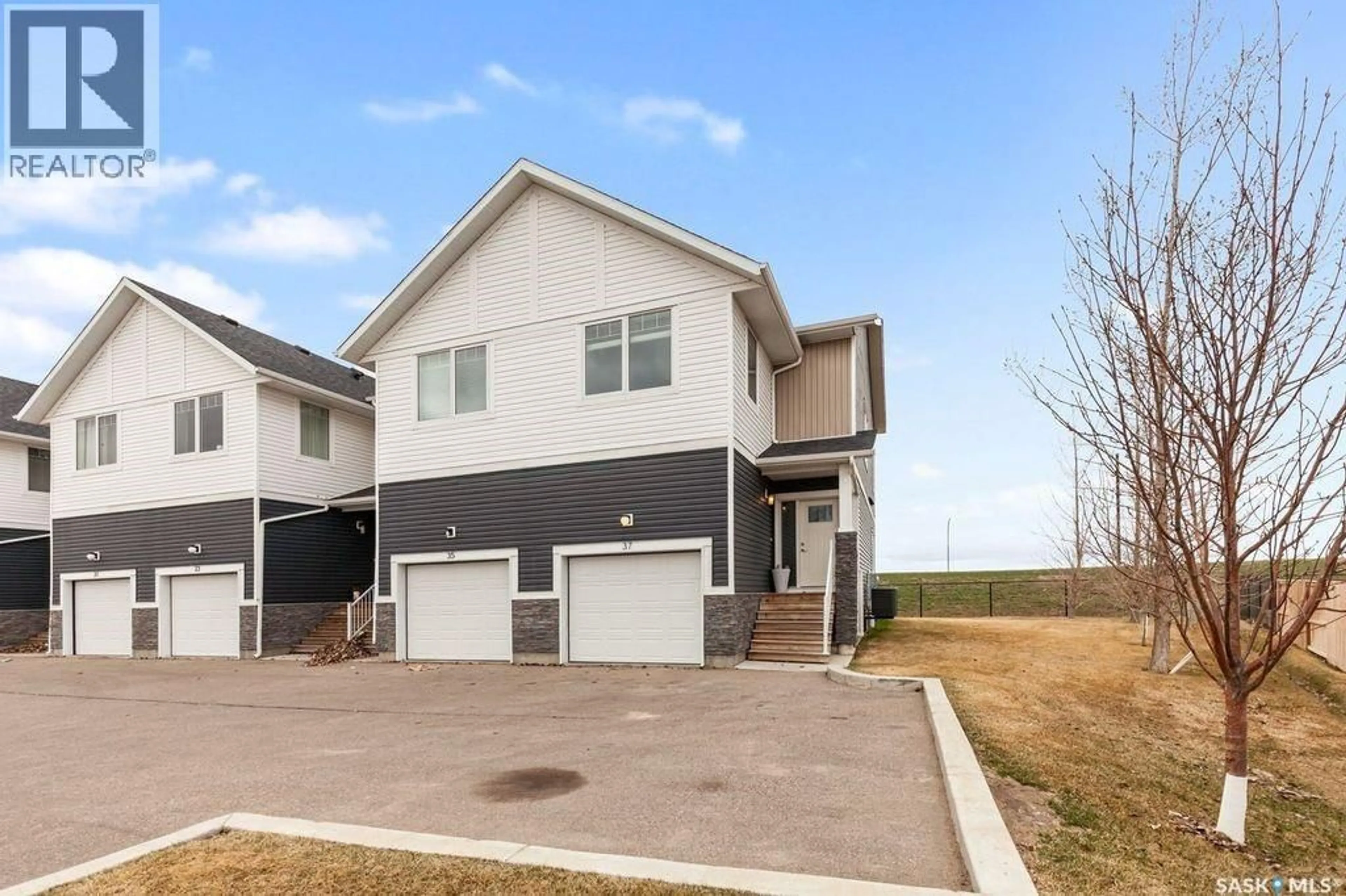 Home with vinyl exterior material, street for 510 - 37 KLOPPENBURG CRESCENT, Saskatoon Saskatchewan S7W0X8