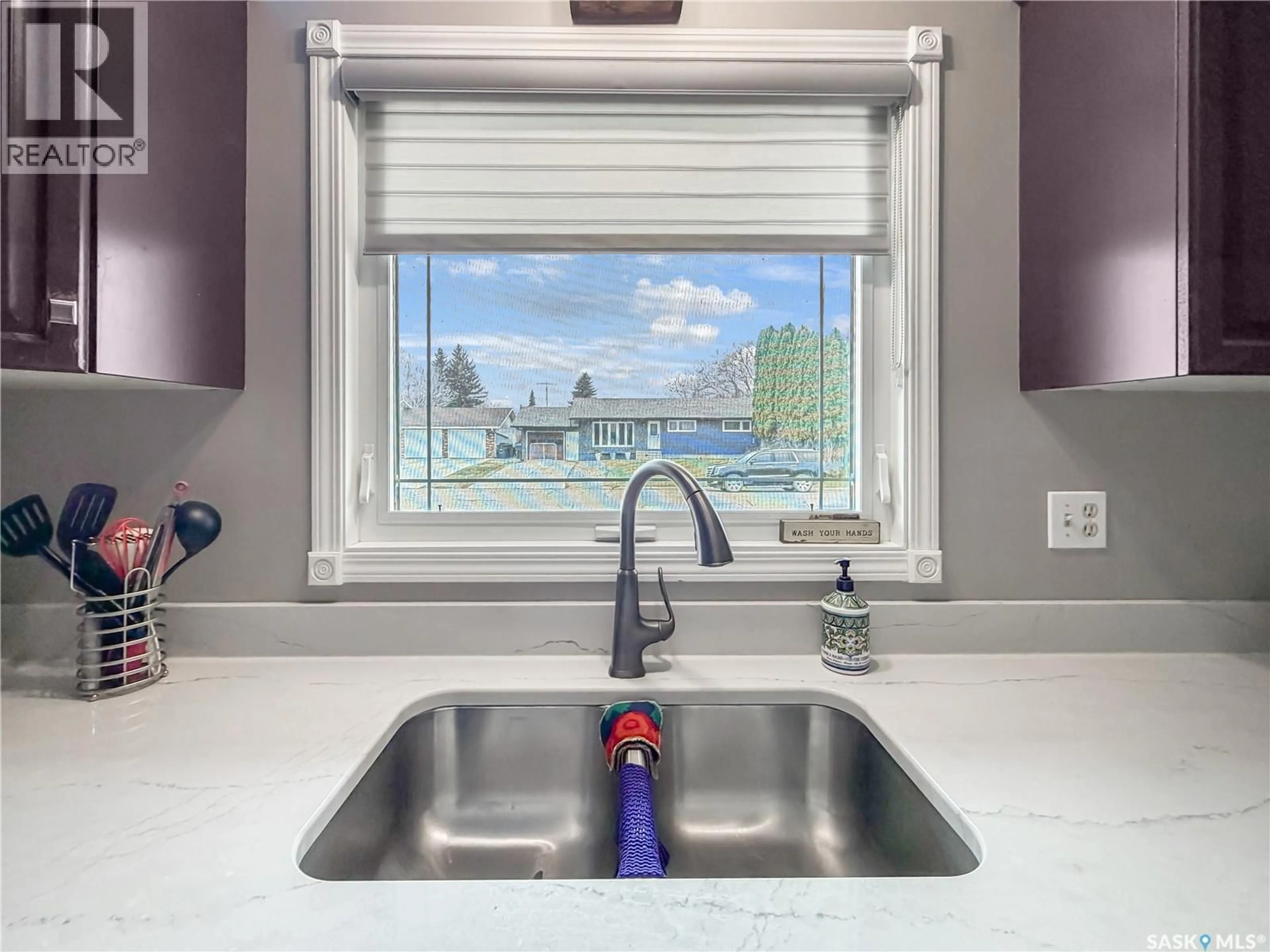 Contemporary kitchen, ceramic/tile floor for 507 DENNIS STREET, Esterhazy Saskatchewan S0A0X0