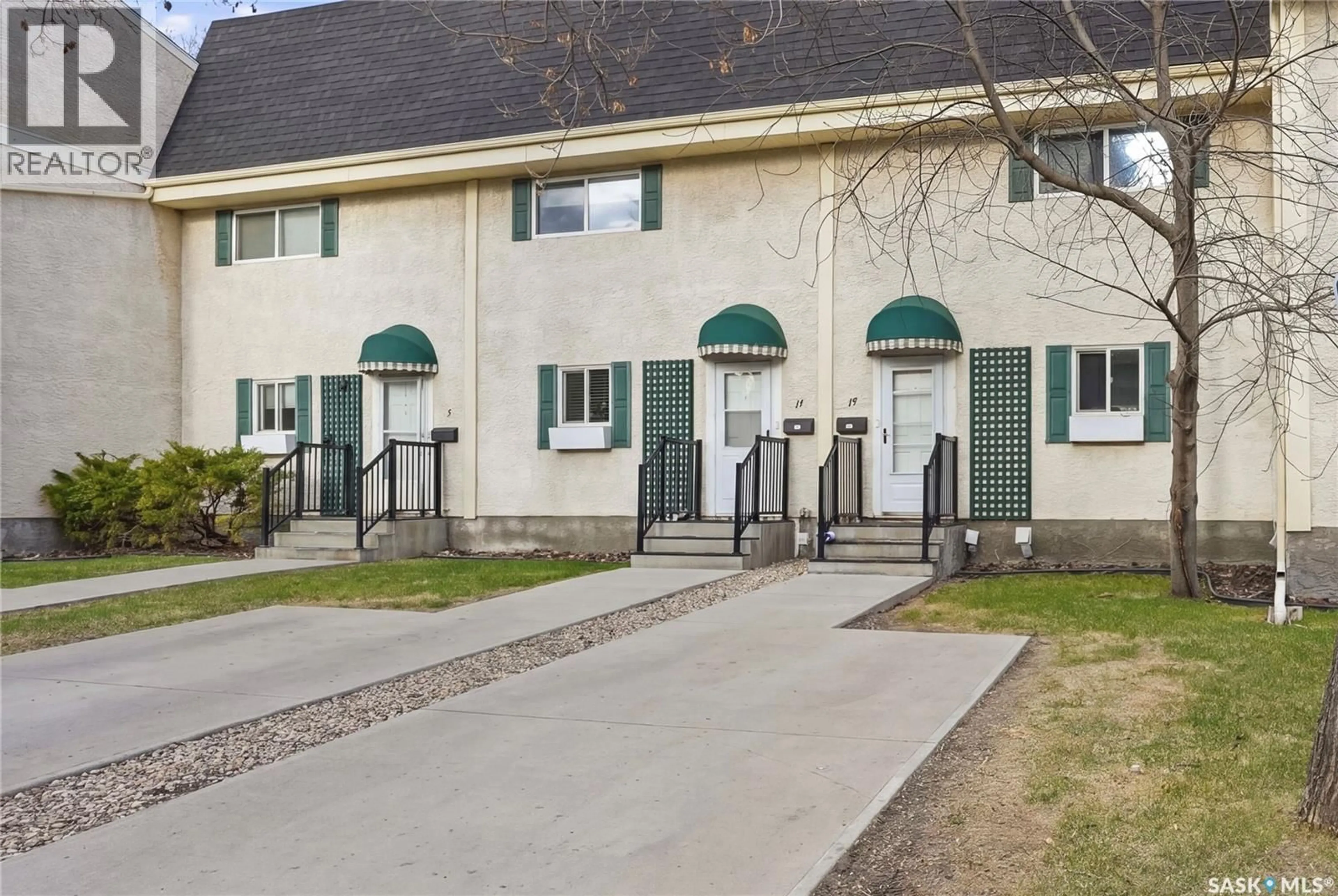Patio, street for 15 KILLARNEY WAY, Regina Saskatchewan S4S6V8