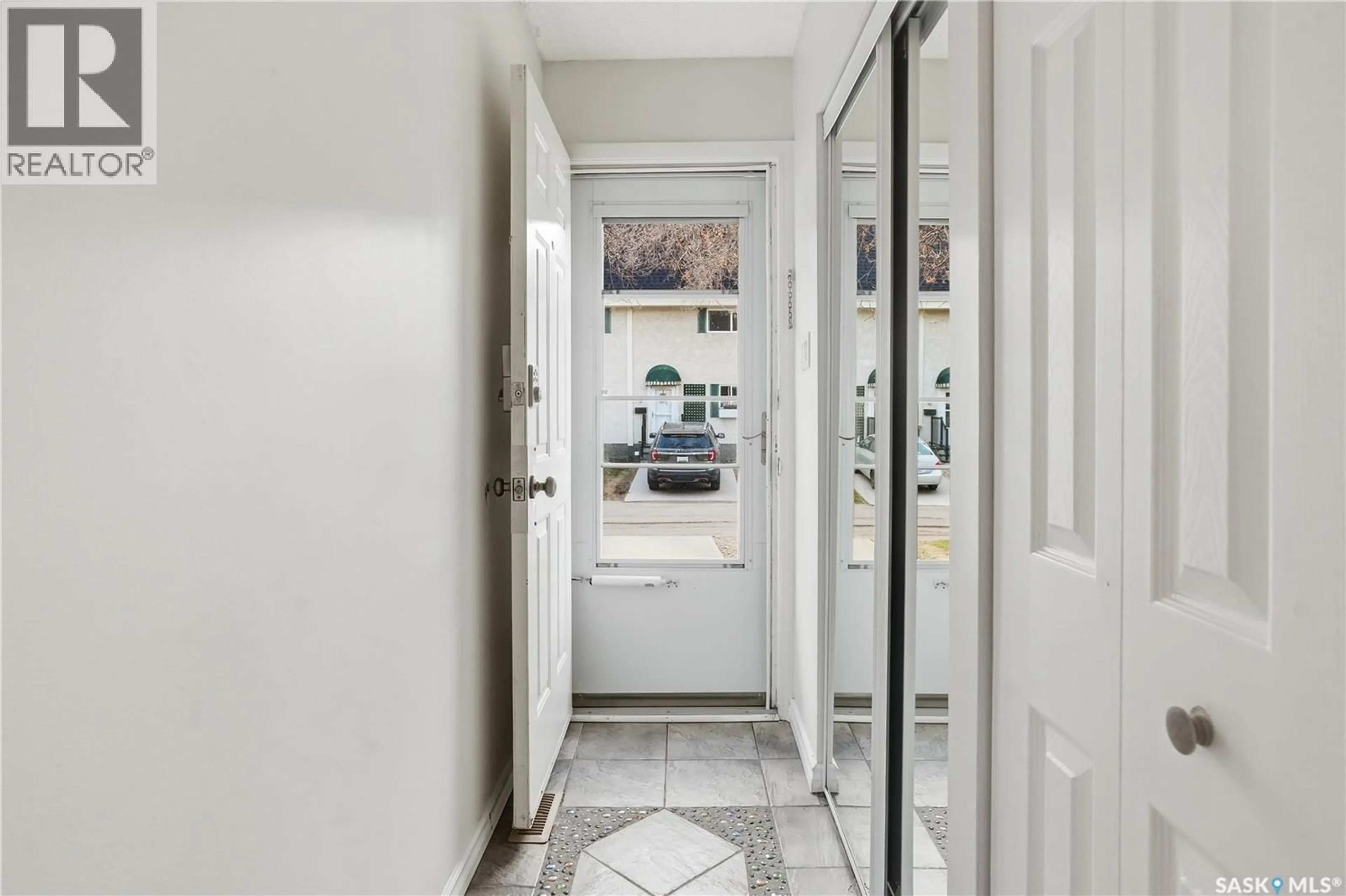 Indoor entryway for 15 KILLARNEY WAY, Regina Saskatchewan S4S6V8