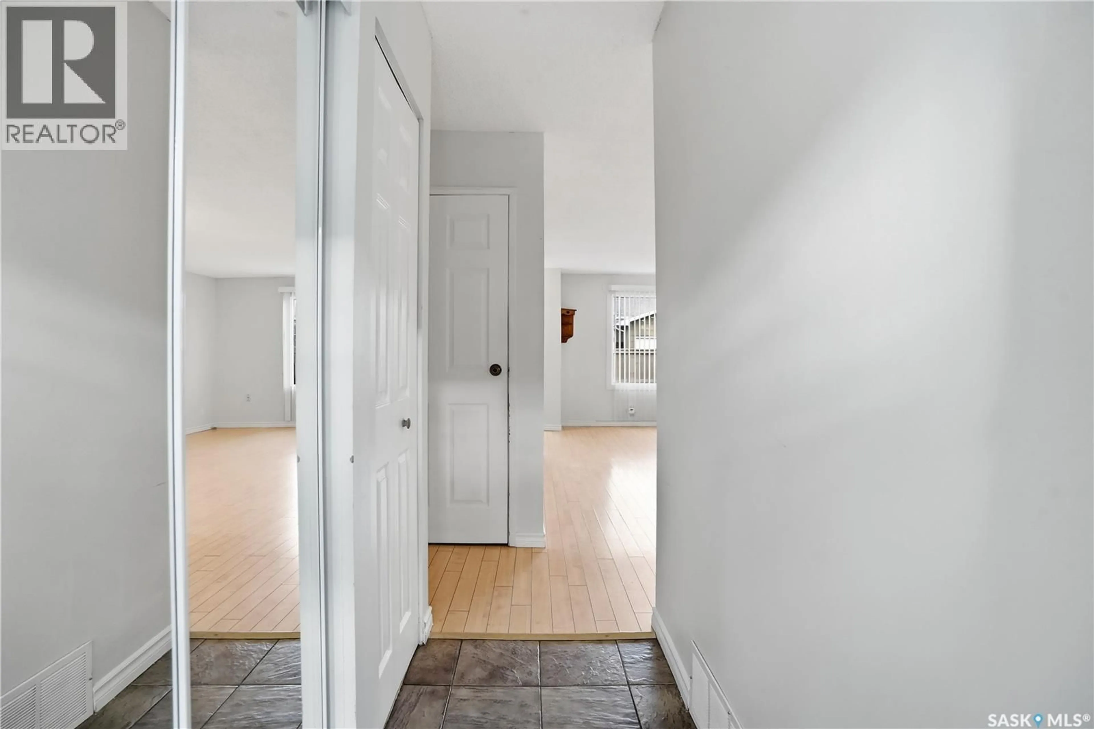 Indoor entryway for 15 KILLARNEY WAY, Regina Saskatchewan S4S6V8