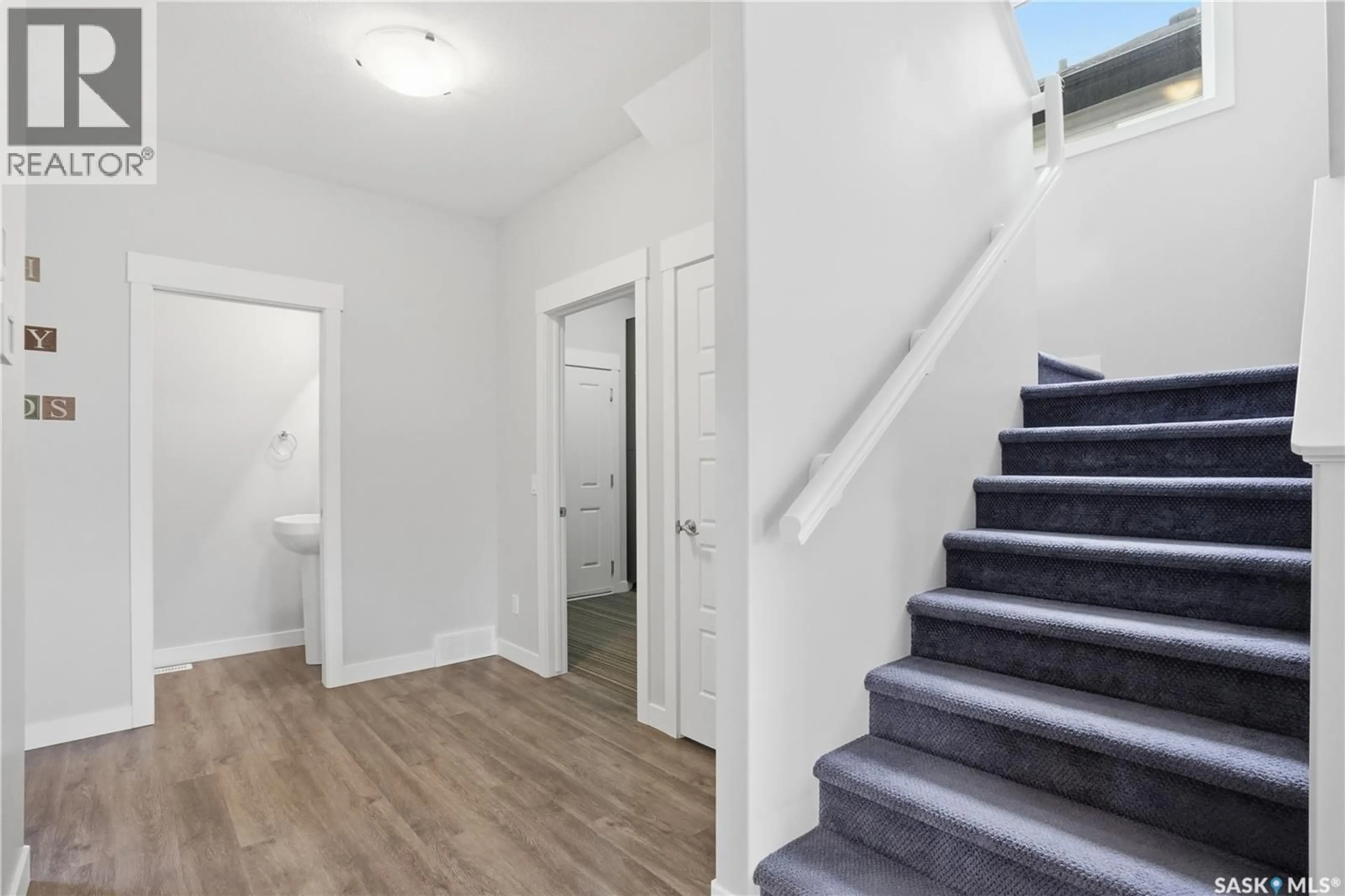 Indoor entryway for 8806 BAROOTES WAY, Regina Saskatchewan S4Y0C3