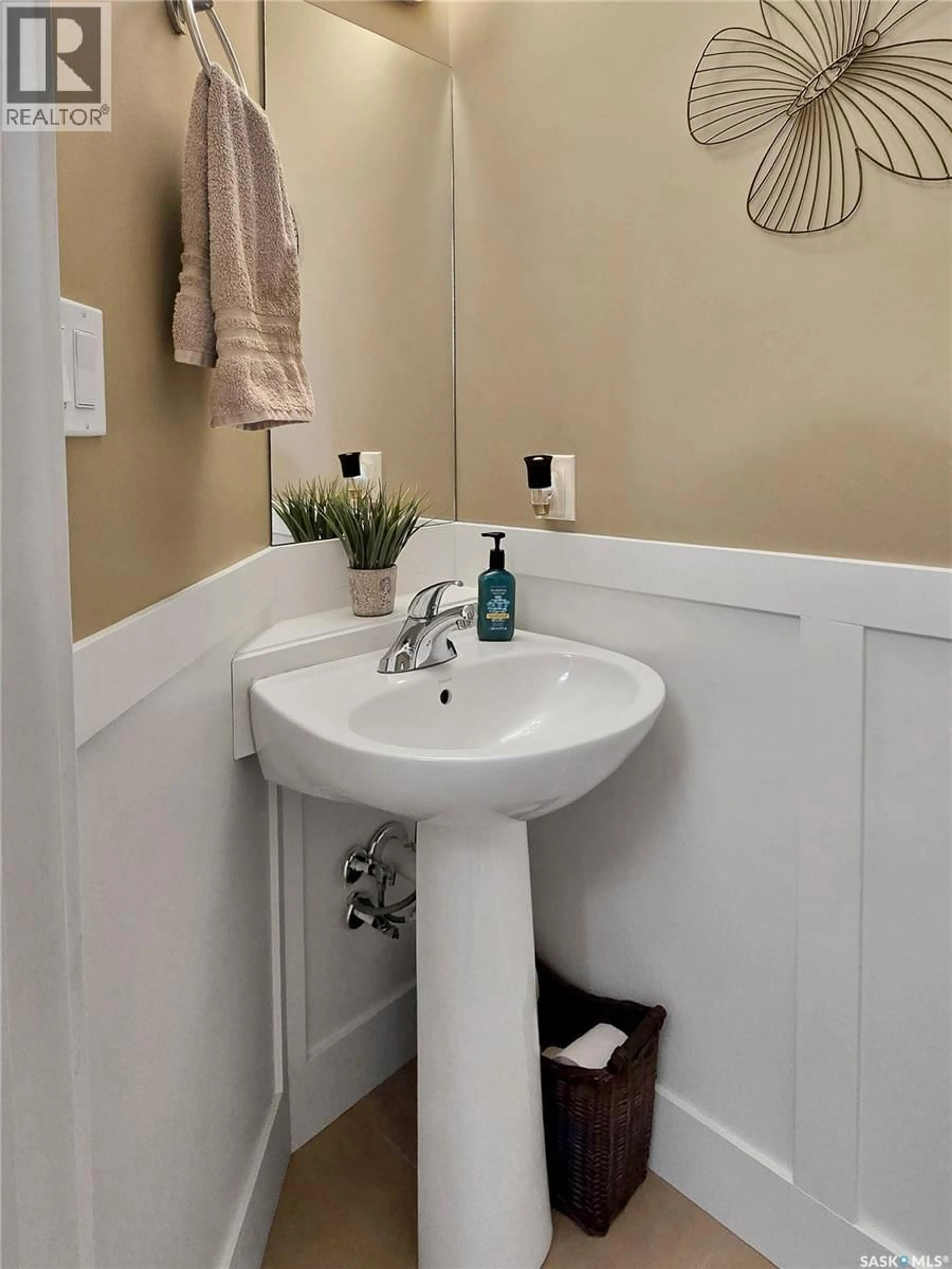 Standard bathroom, ceramic/tile floor for 8 800 ST ANDREWS LANE, Warman Saskatchewan S0K4S1