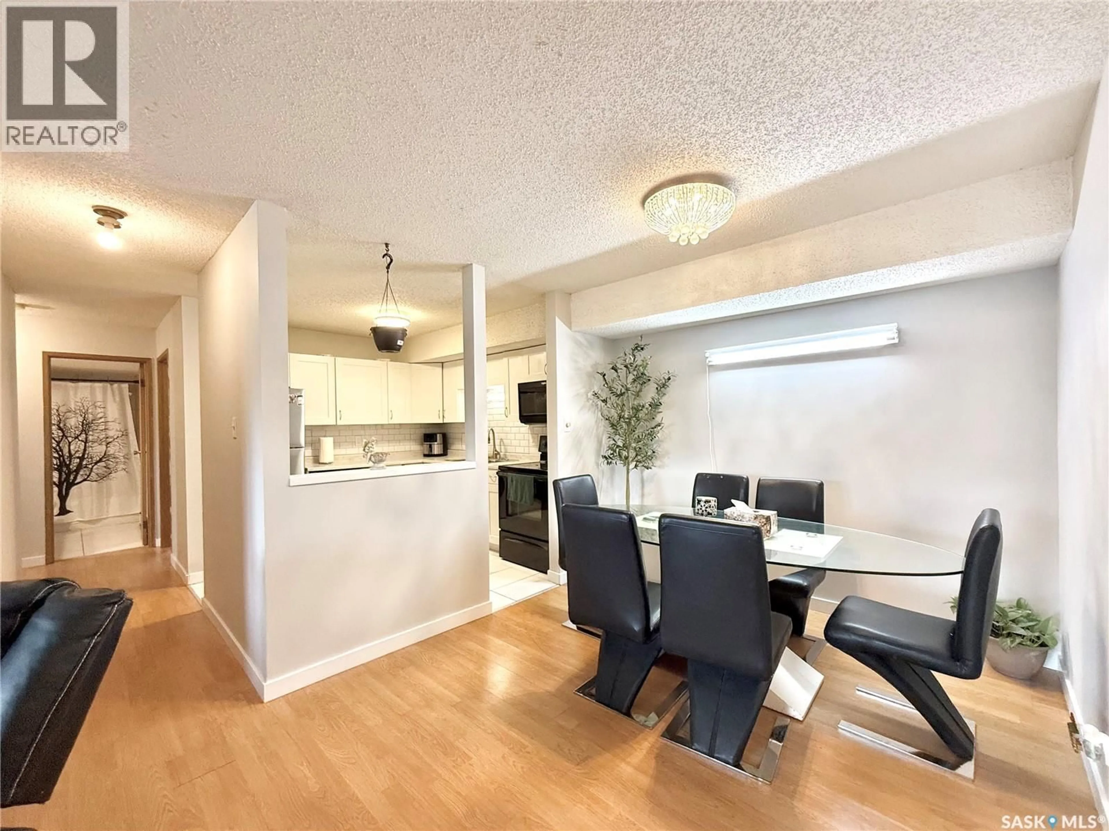 Dining room, wood/laminate floor for 101 - 335 KINGSMERE BOULEVARD, Saskatoon Saskatchewan S7J4J6
