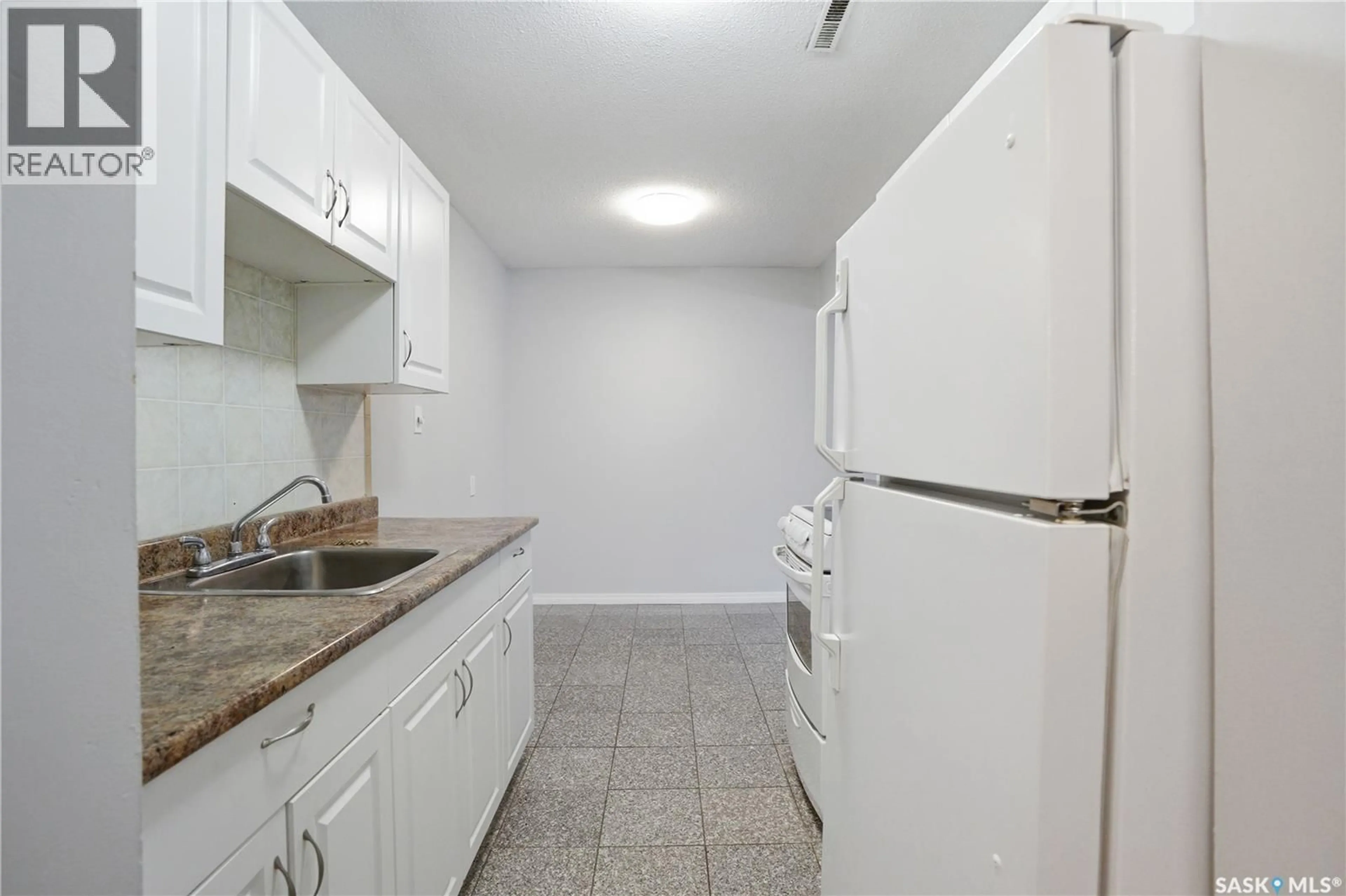 Standard kitchen, unknown for E - 303 208 SASKATCHEWAN CRESCENT, Saskatoon Saskatchewan S7N0K6
