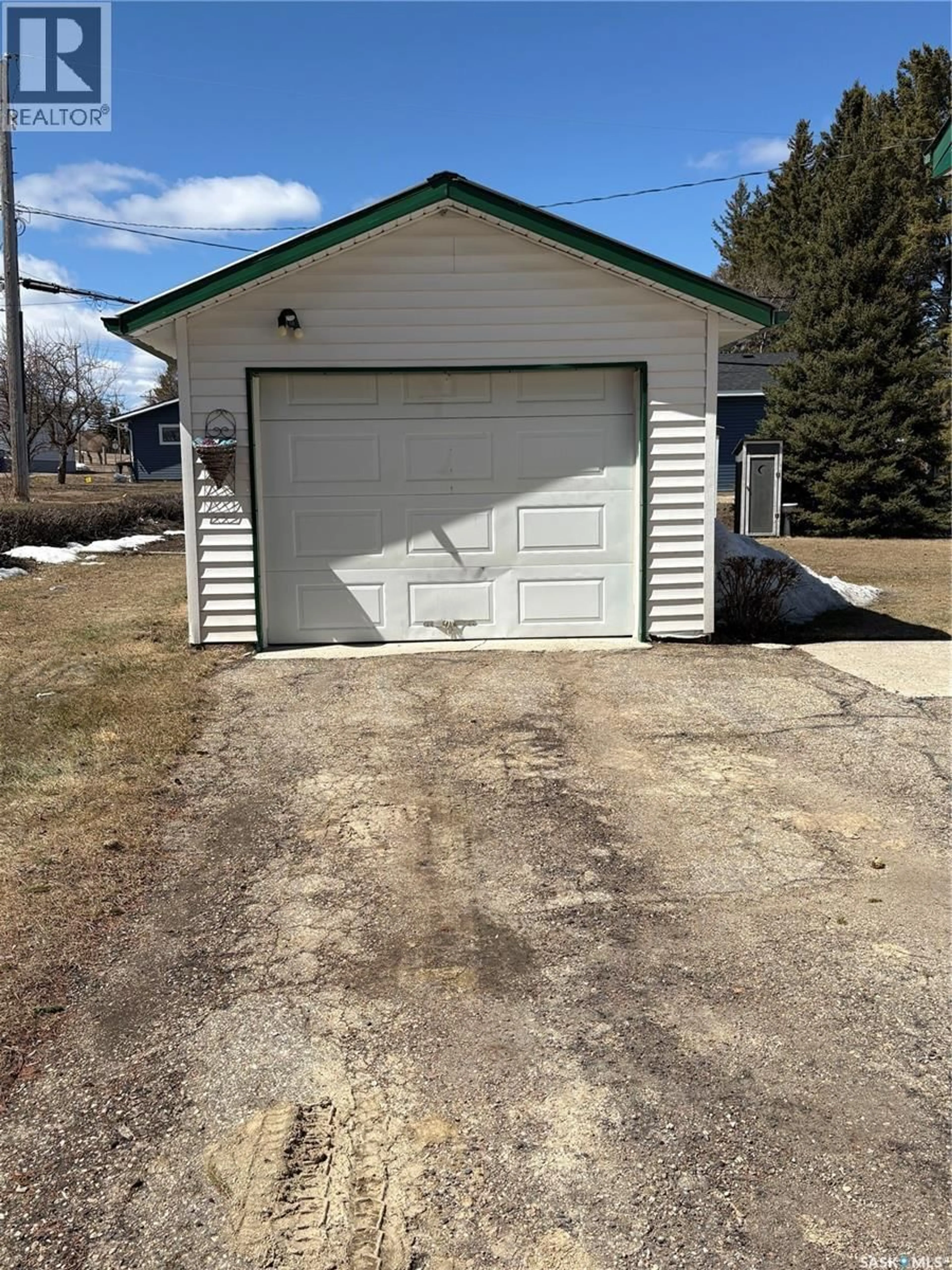 Indoor garage for 607 HALL STREET, Kelvington Saskatchewan S0A1W0