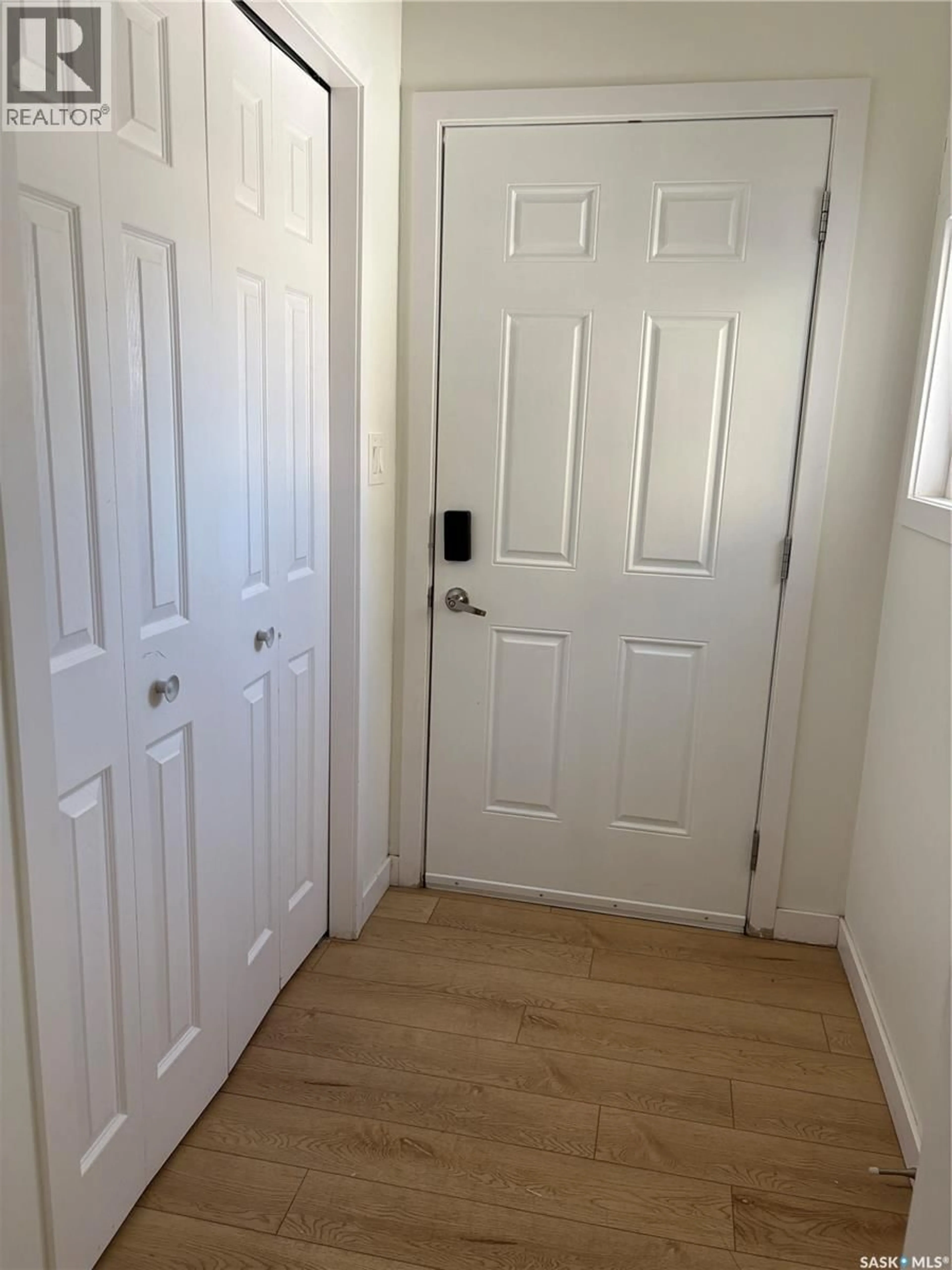 Indoor entryway for 115-117 I AVENUE, Saskatoon Saskatchewan S7M1X7