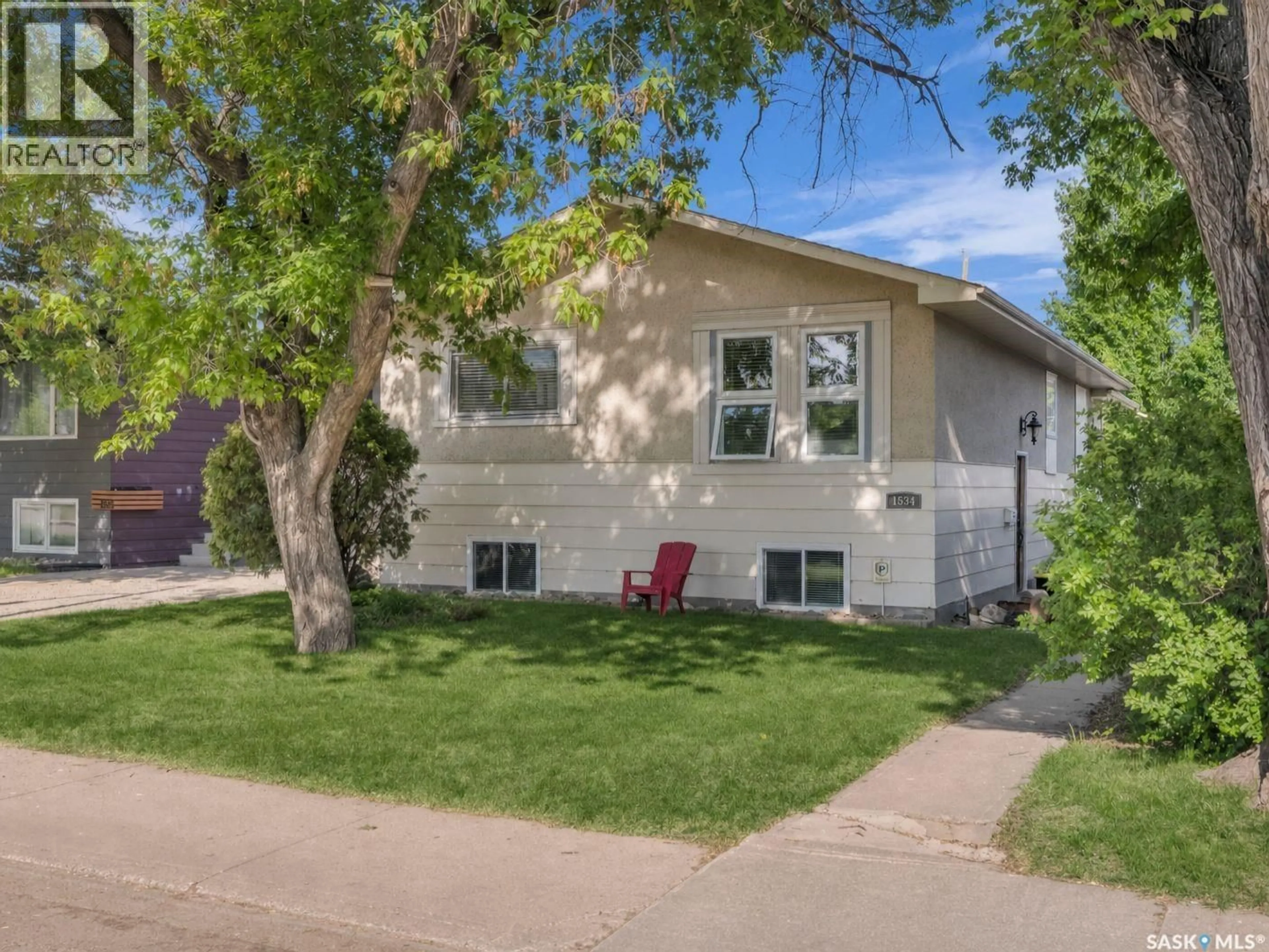 Home with vinyl exterior material, street for 1534 9TH AVENUE, Saskatoon Saskatchewan S7K2Z7