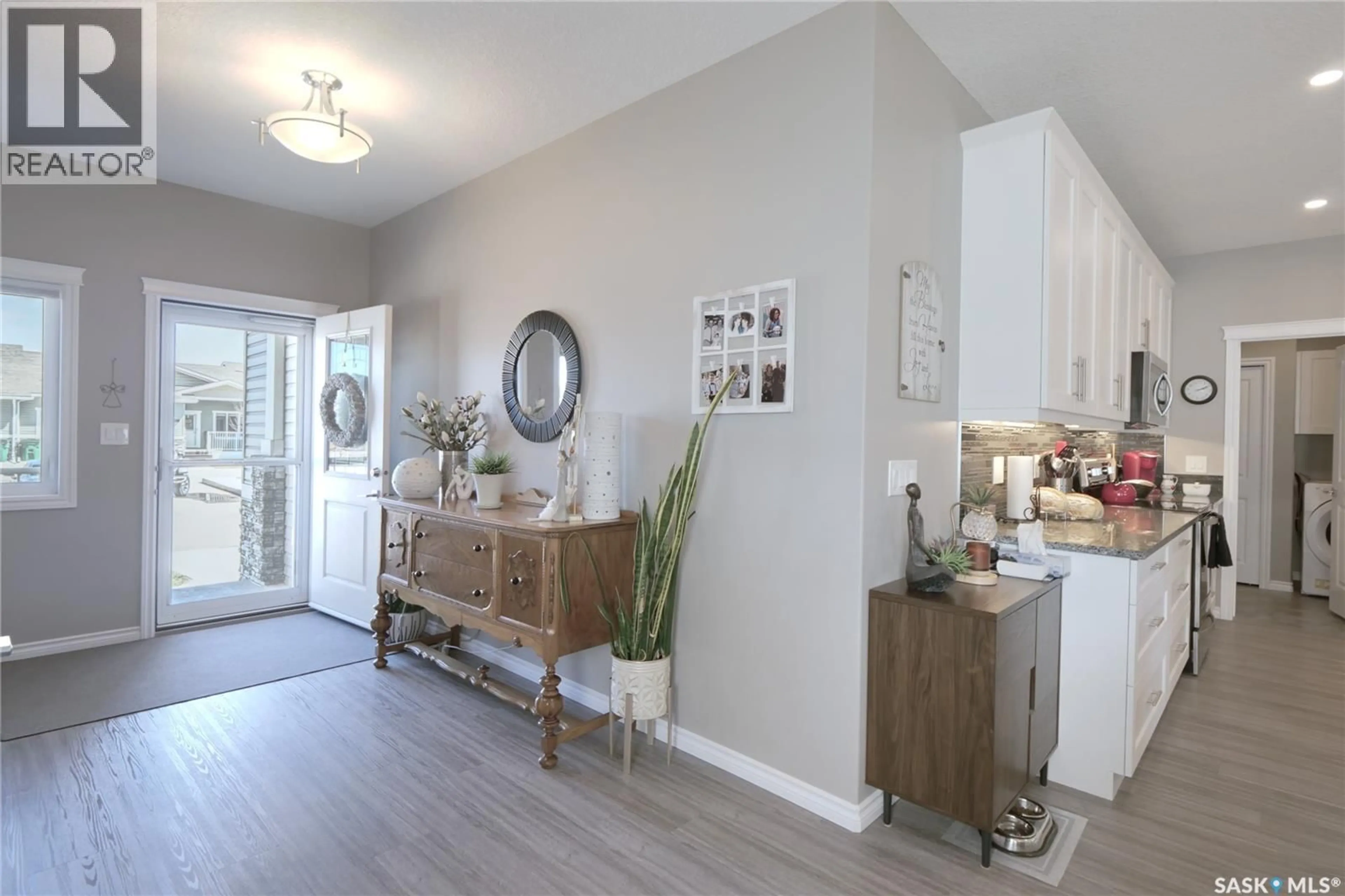 Indoor entryway for 301 - 1015 BRADLEY STREET, Moose Jaw Saskatchewan S6H5Y4