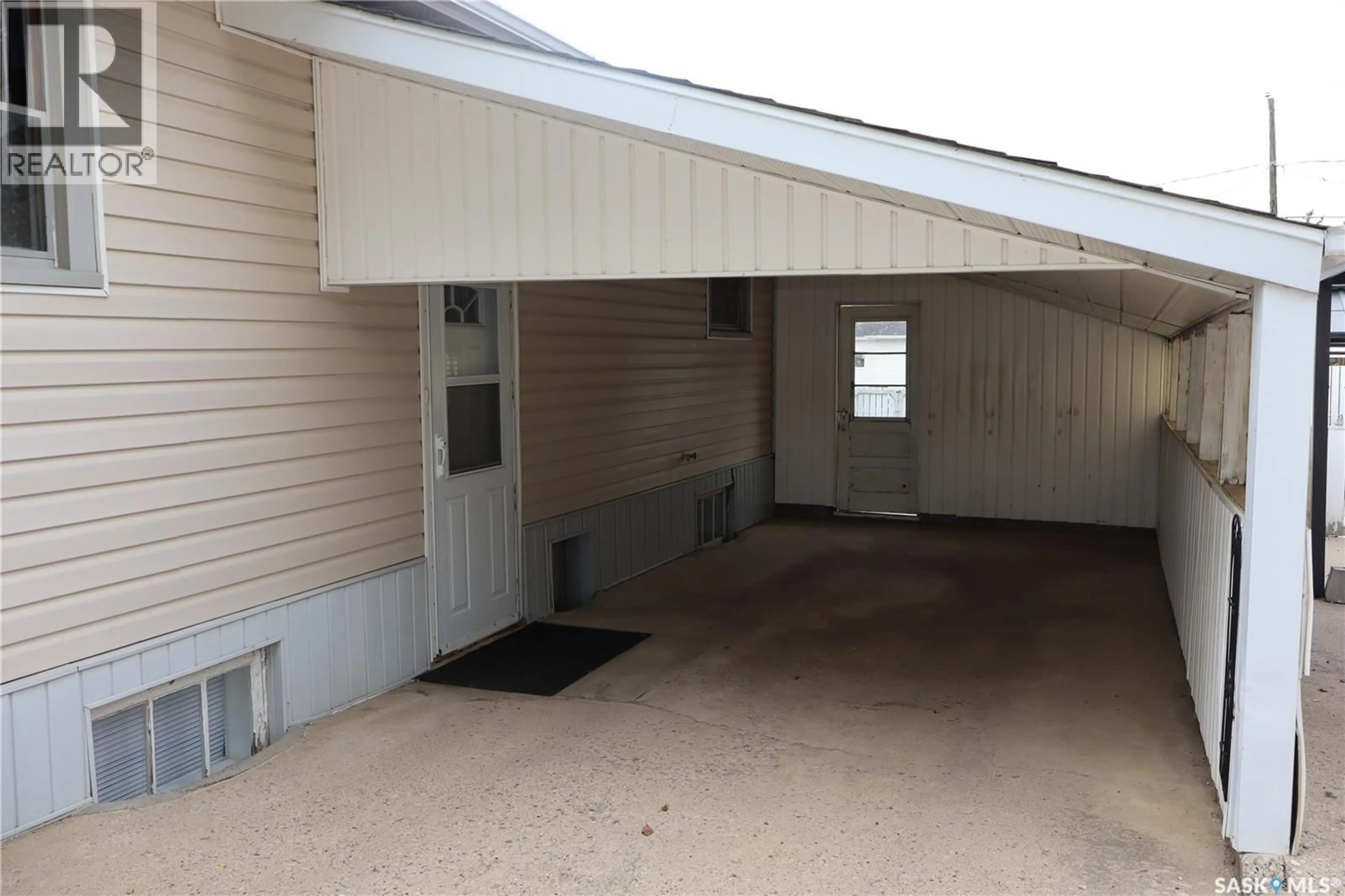Indoor garage for 505 2ND AVENUE, Assiniboia Saskatchewan S0H0B0