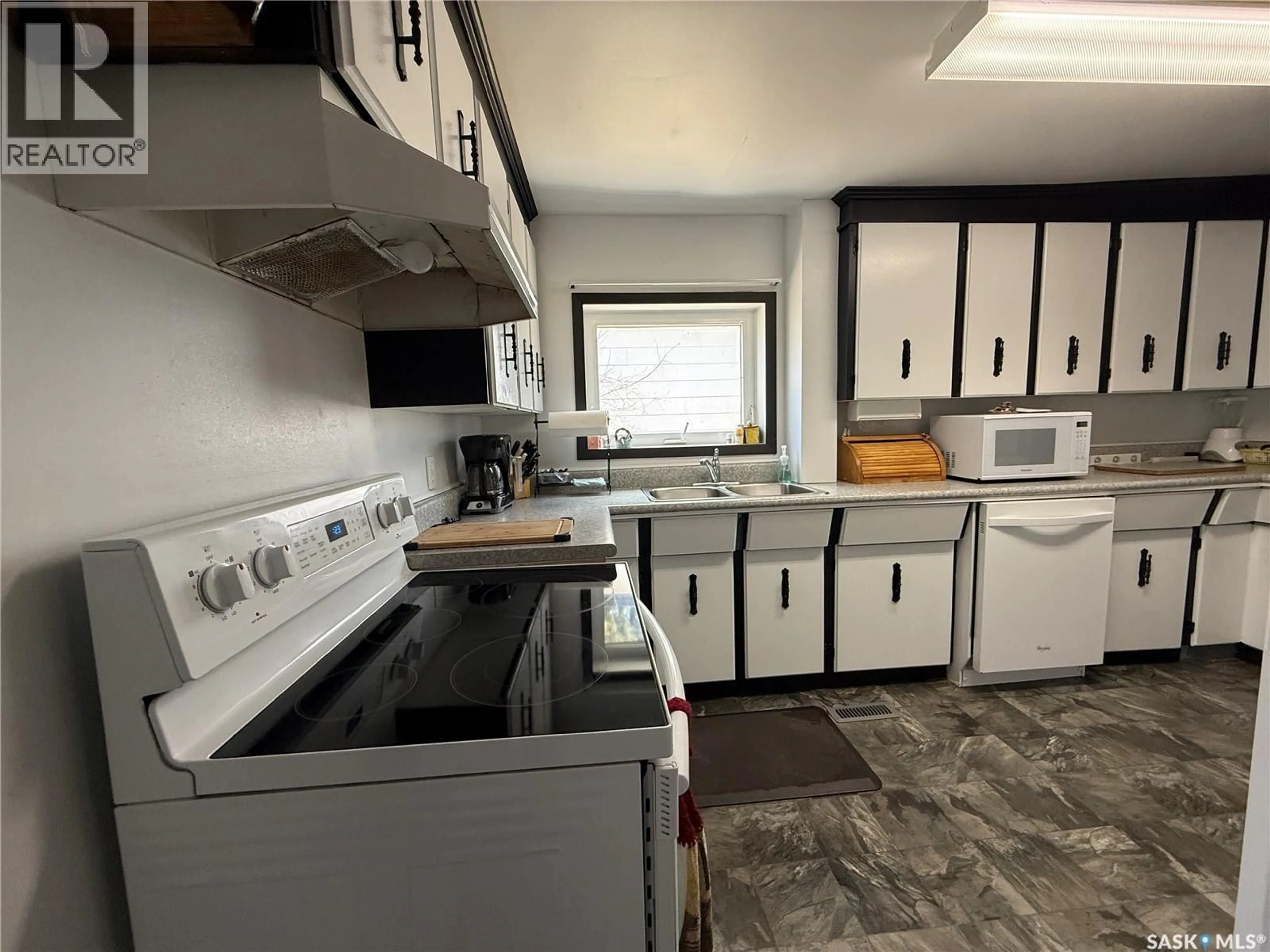 Standard kitchen, unknown for 117 3RD AVENUE, Watson Saskatchewan S0K4V0