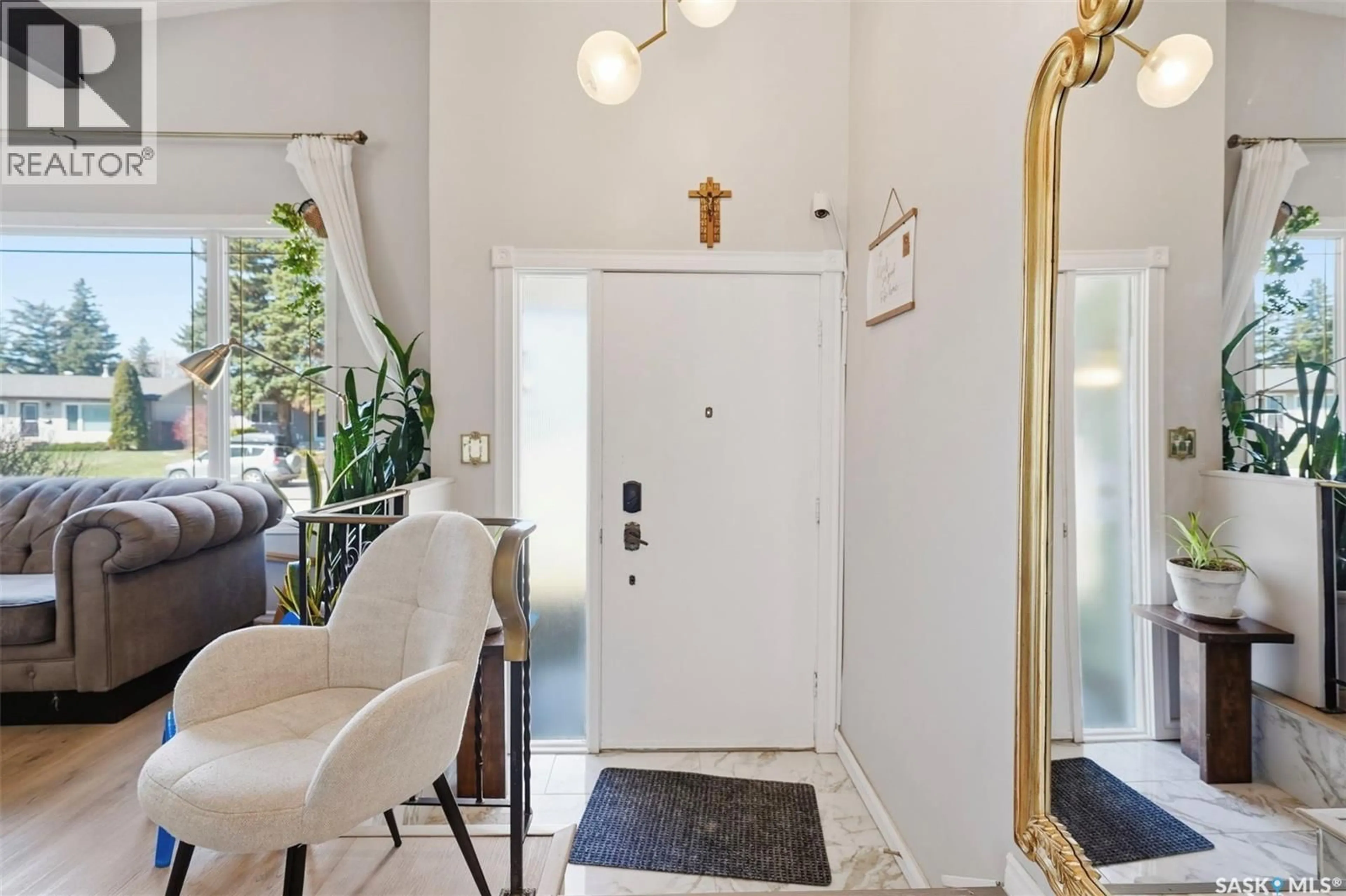 Indoor entryway for 148 MACLEAN CRESCENT, Saskatoon Saskatchewan S7J2R7