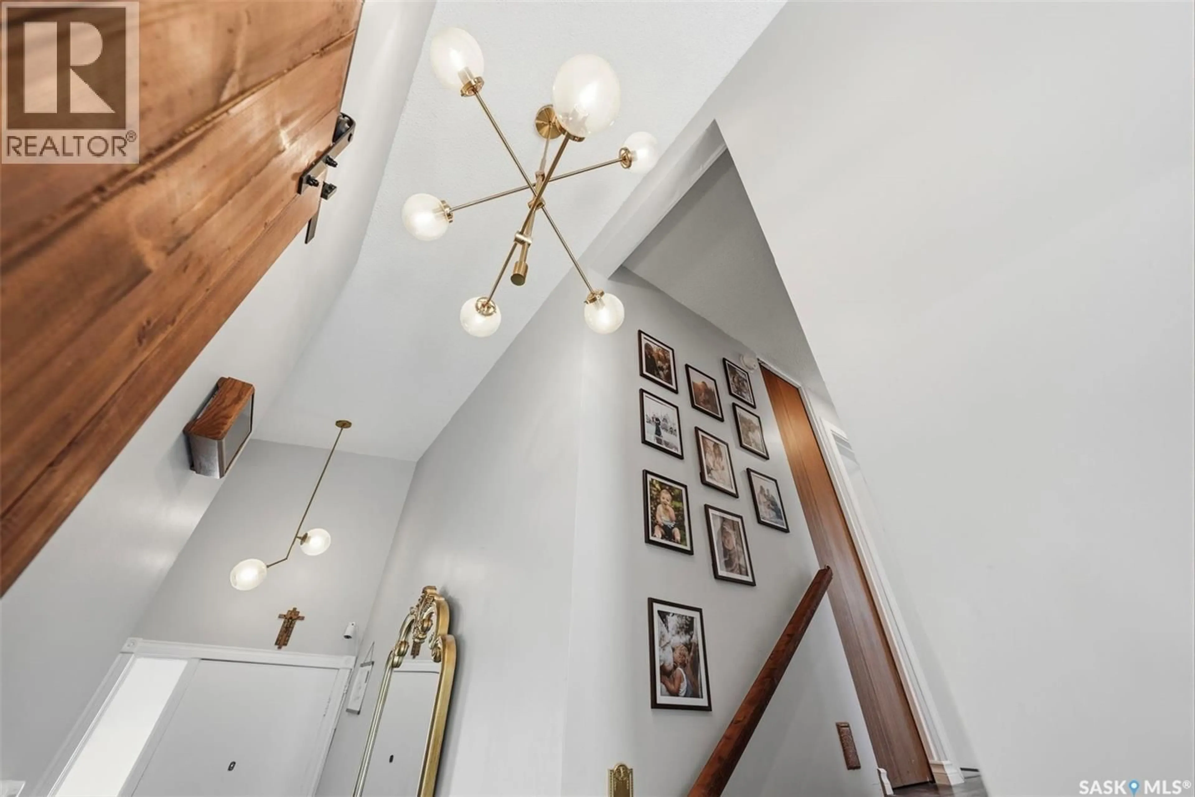 Indoor foyer for 148 MACLEAN CRESCENT, Saskatoon Saskatchewan S7J2R7