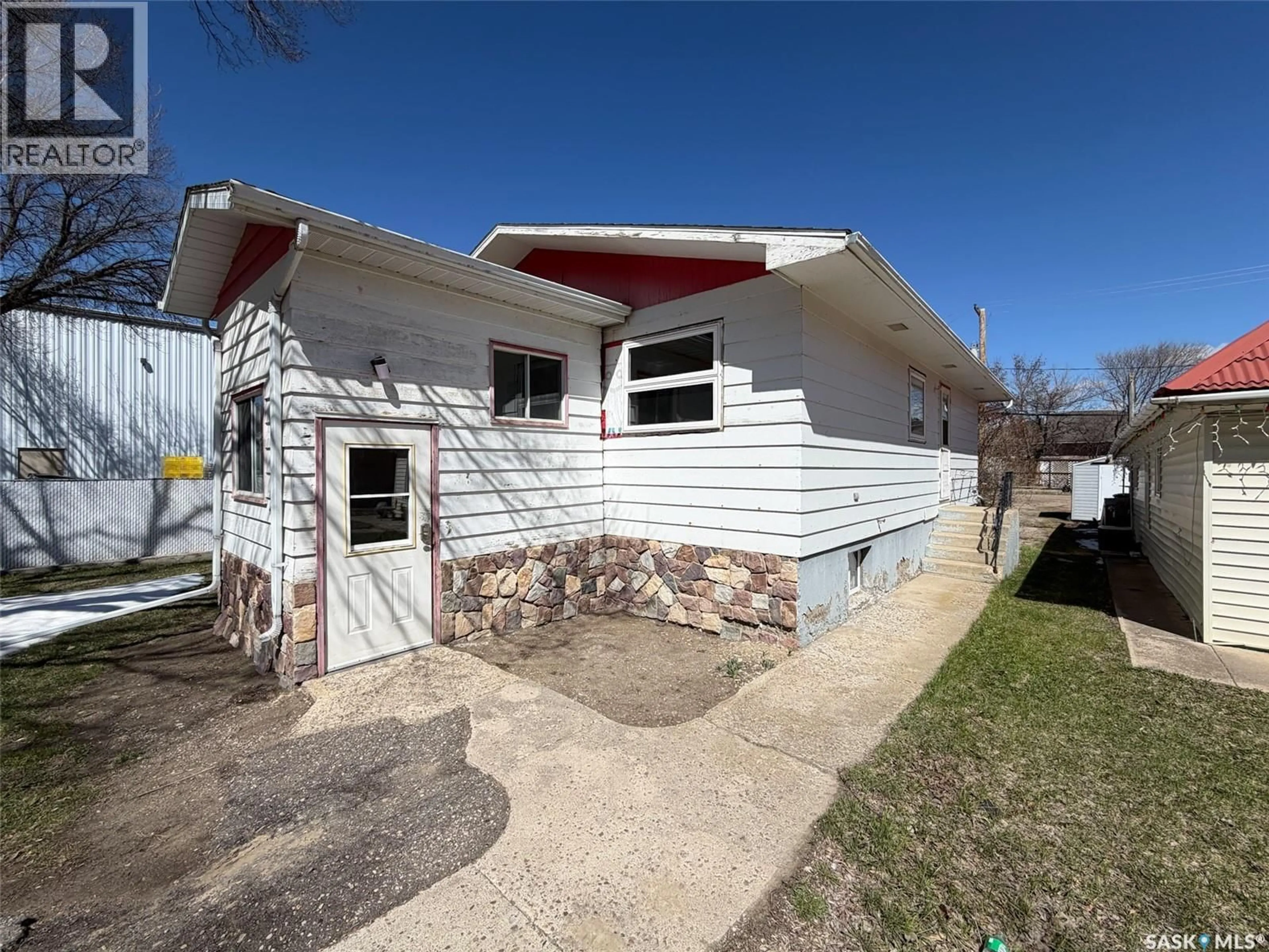 Home with vinyl exterior material, street for 420 1ST STREET, Shaunavon Saskatchewan S0N2M0