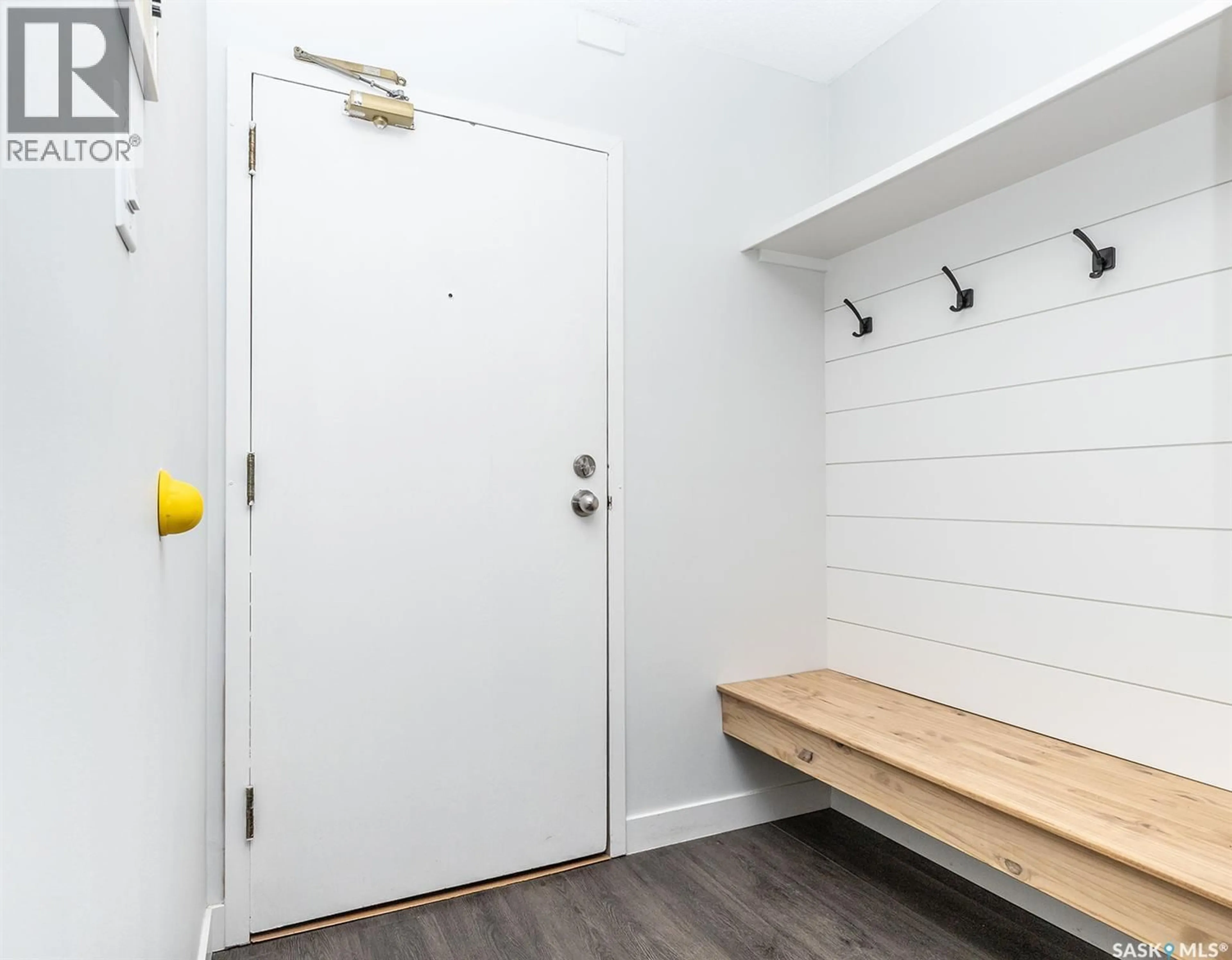Indoor entryway for 102 - 411 TAIT COURT, Saskatoon Saskatchewan S7H5L3