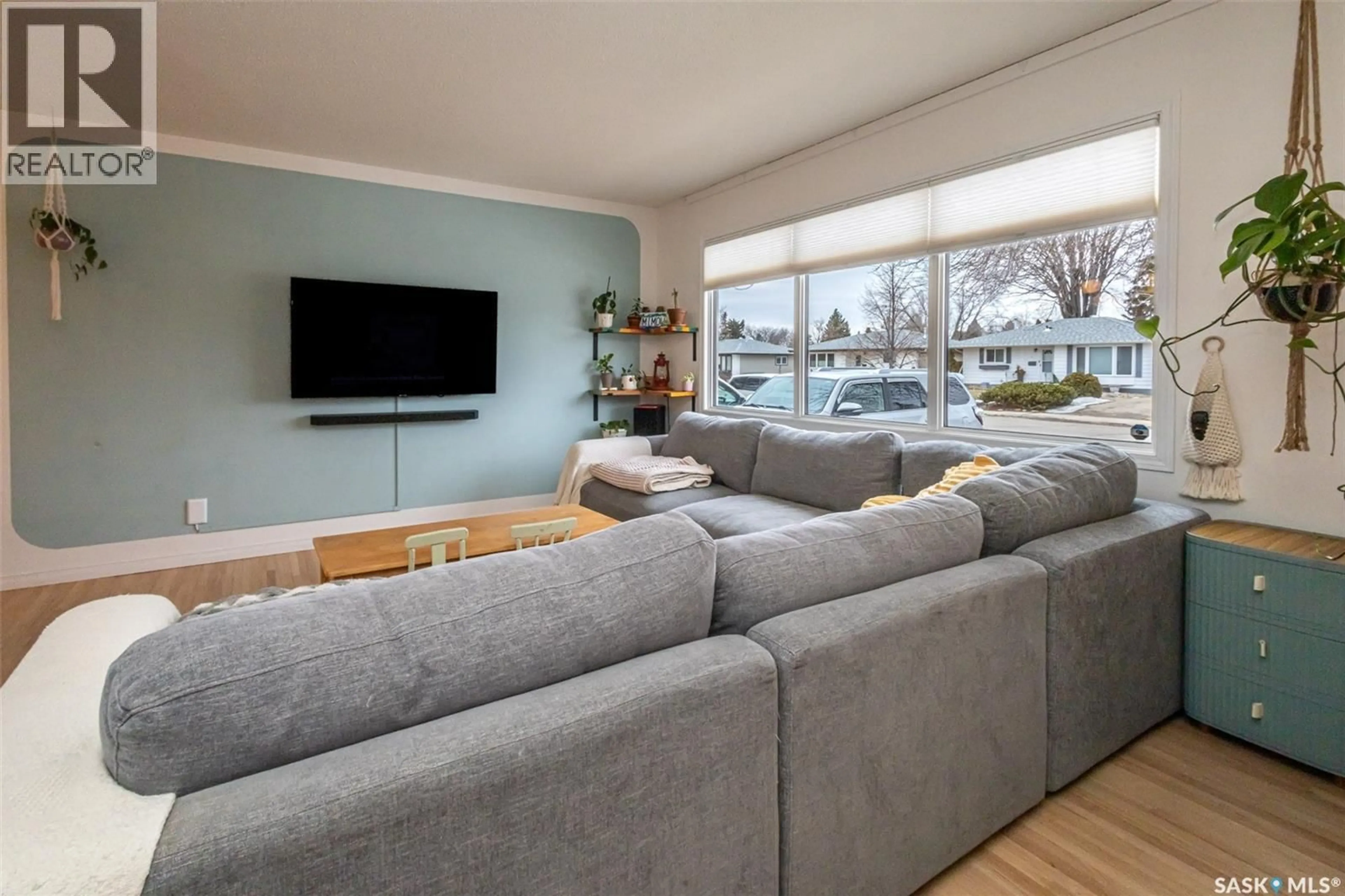 Living room with furniture, unknown for 38 MORRIS DRIVE, Saskatoon Saskatchewan S7L3T9