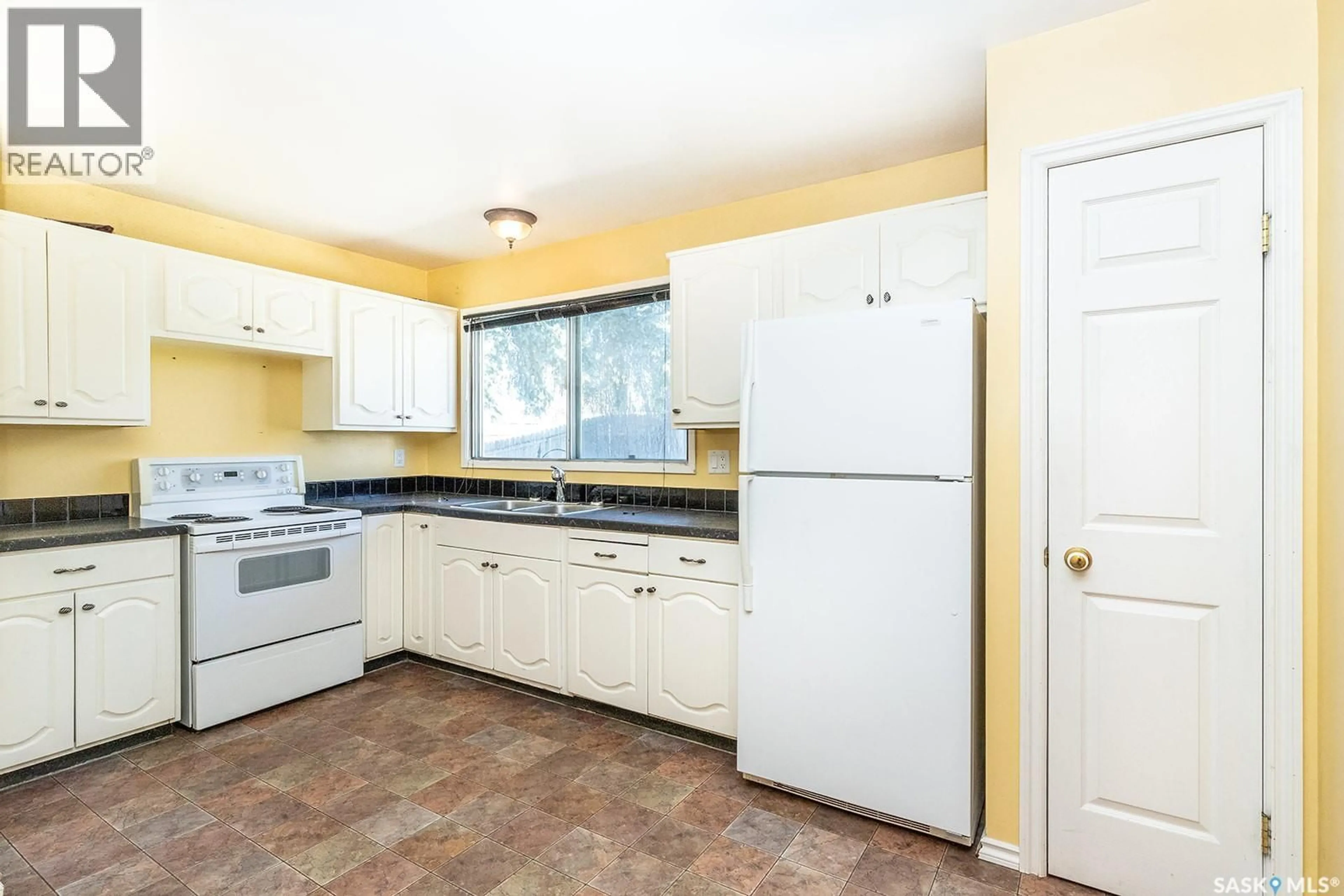 Standard kitchen, ceramic/tile floor for 1742 RICHARDSON ROAD, Saskatoon Saskatchewan S7L4B5