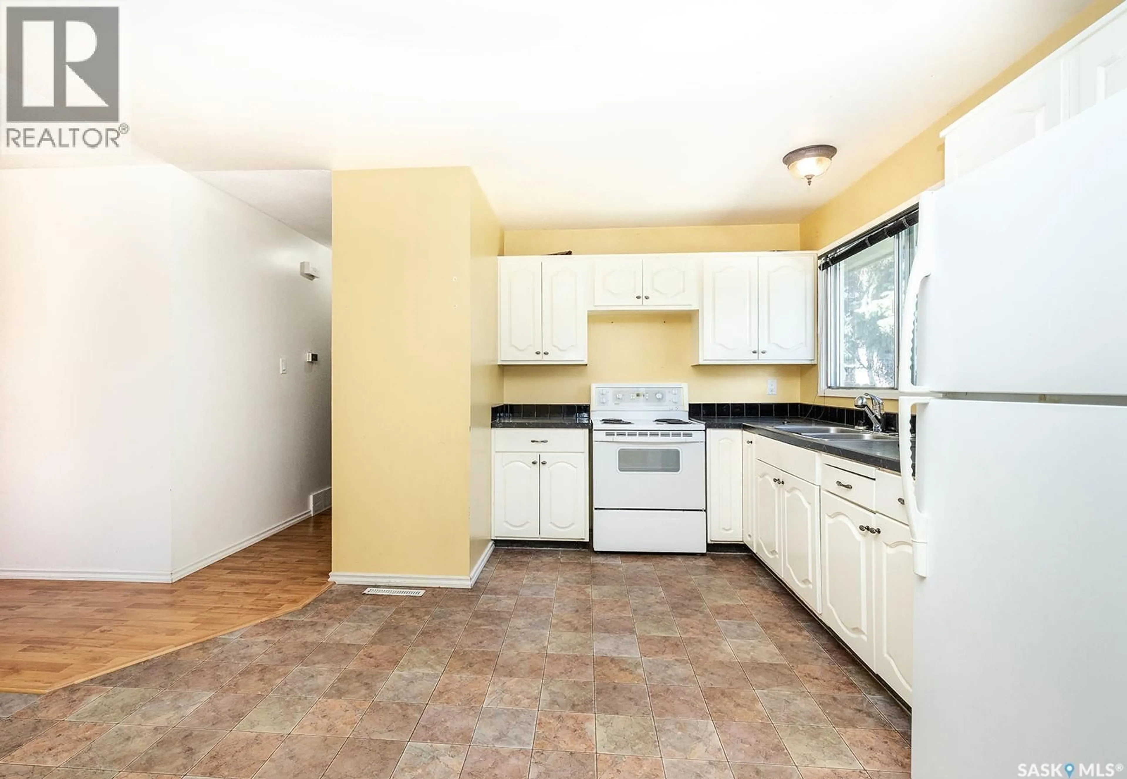 Standard kitchen, unknown for 1742 RICHARDSON ROAD, Saskatoon Saskatchewan S7L4B5