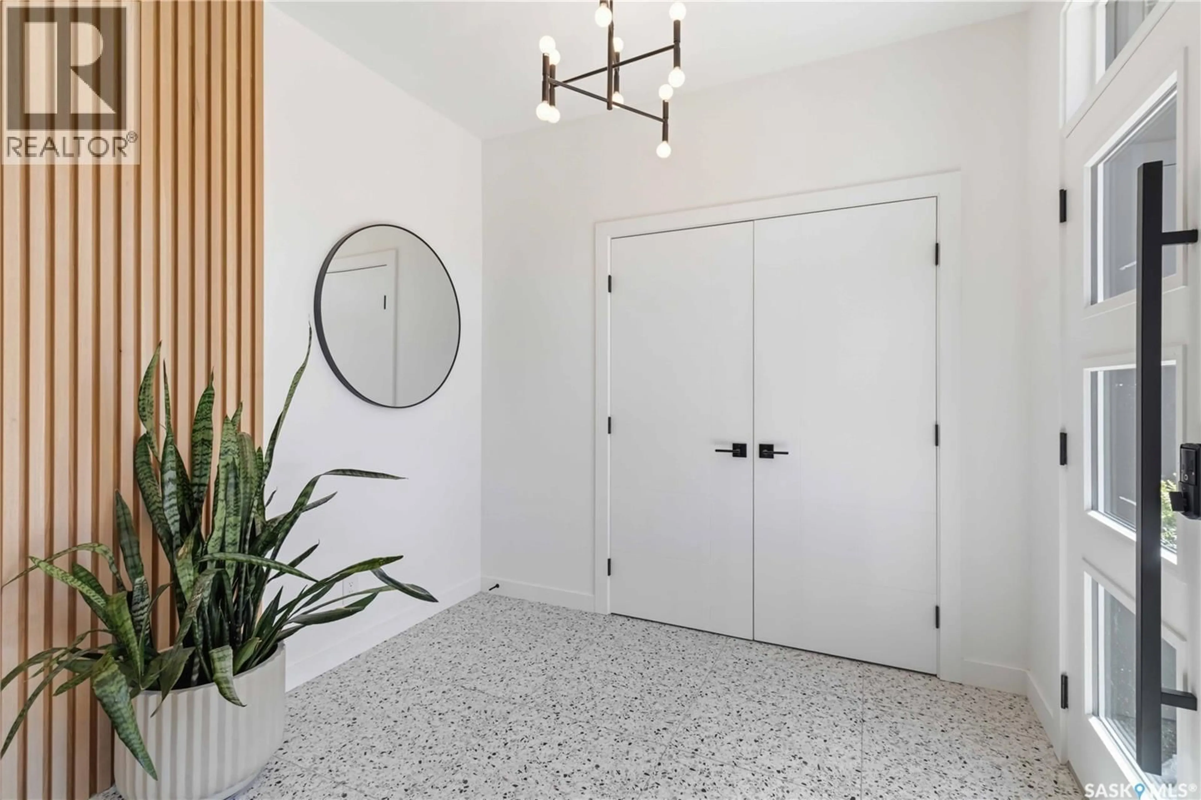 Indoor entryway for 1405 12TH STREET, Saskatoon Saskatchewan S7H0E7