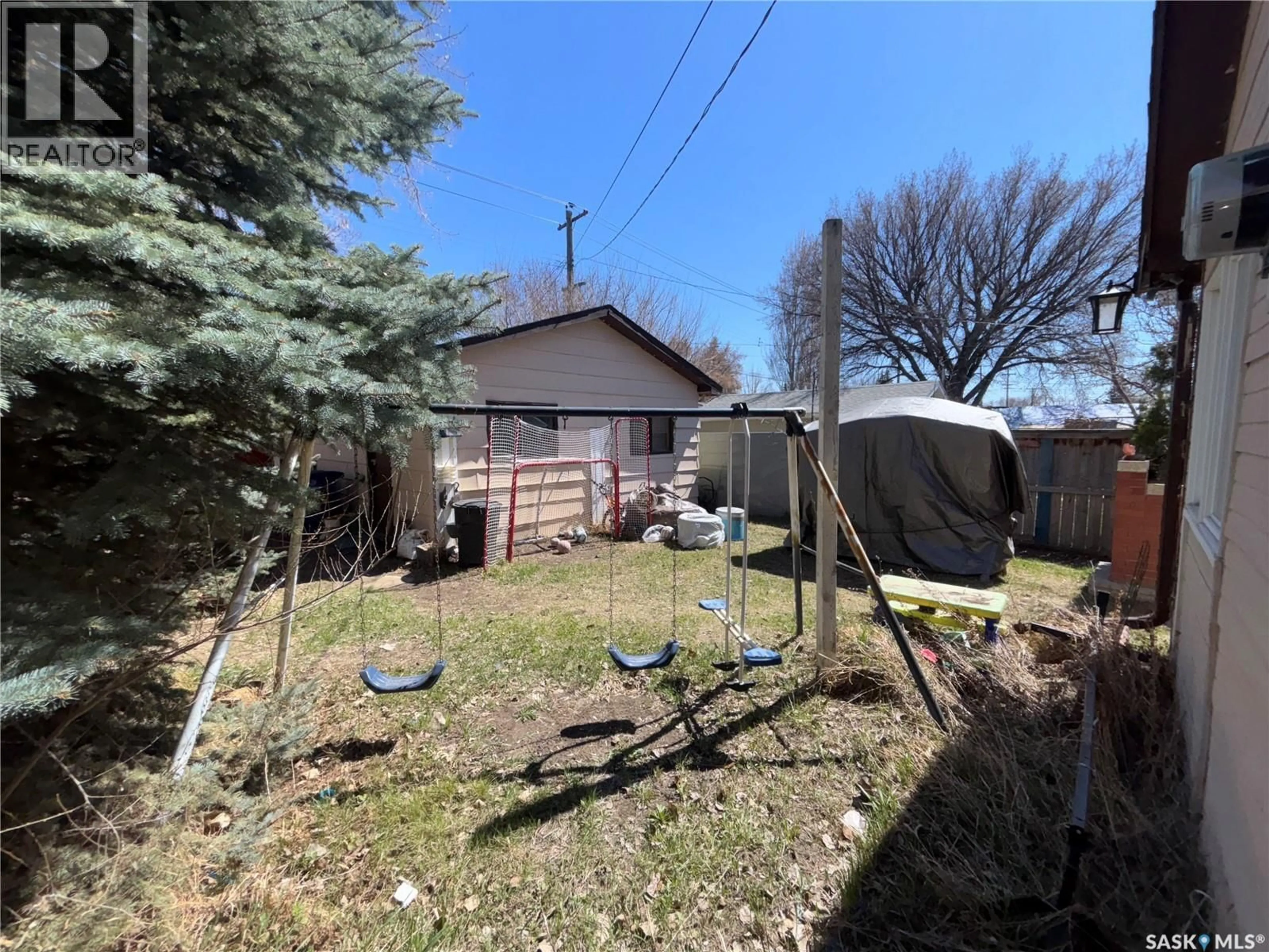 A pic from outside/outdoor area/front of a property/back of a property/a pic from drone, street for 906 WELDON AVENUE, Saskatoon Saskatchewan S7M2V6